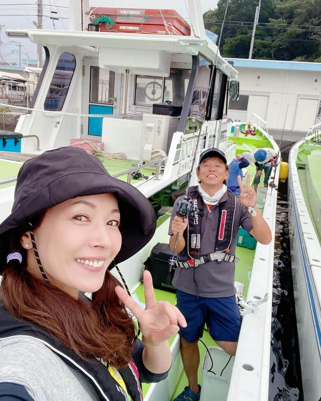 滝沢沙織さんのインスタグラム写真 - (滝沢沙織Instagram)「先日、松本圭一さんと東京湾にて、太刀魚テンヤ釣り🎣に行ってきました❗️✨ 太刀魚テンヤ釣りは過去、鹿児島や広島でやった事はありましたが、東京湾では初🎣✨ 最近の東京湾では、ドラゴン🐉サイズが釣れるらしい❗️ 海上には、沢山の太刀魚狙い漁船が綺麗に並んでいました😊🛥✨ 🎣スタートしてから、なかなかヒットしない中、松本さんがいきなりドラゴンサイズ🐉？の、太刀魚を❗️❗️🎣 すごーーいっ❗️流石‼️✨ 私も頑張るぞーーー💪🎣 ちなみに〜 ドラゴンサイズ🐉って、何センチからなんでしょ？（笑） 私の釣果はまた次回をお楽しみに〜🎣 #滝沢沙織 #松本圭一 #東京湾 #太刀魚テンヤ #ドラゴン🐉 #太刀魚 #太刀魚が美しい✨ #ドラゴン🐉ヒットとなるのか⁉️ #fishing#fish#fishinglife#釣り#魚#釣り女優#滝沢釣り道#釣り女子#釣り好き」9月20日 10時03分 - saori_takizawa.official