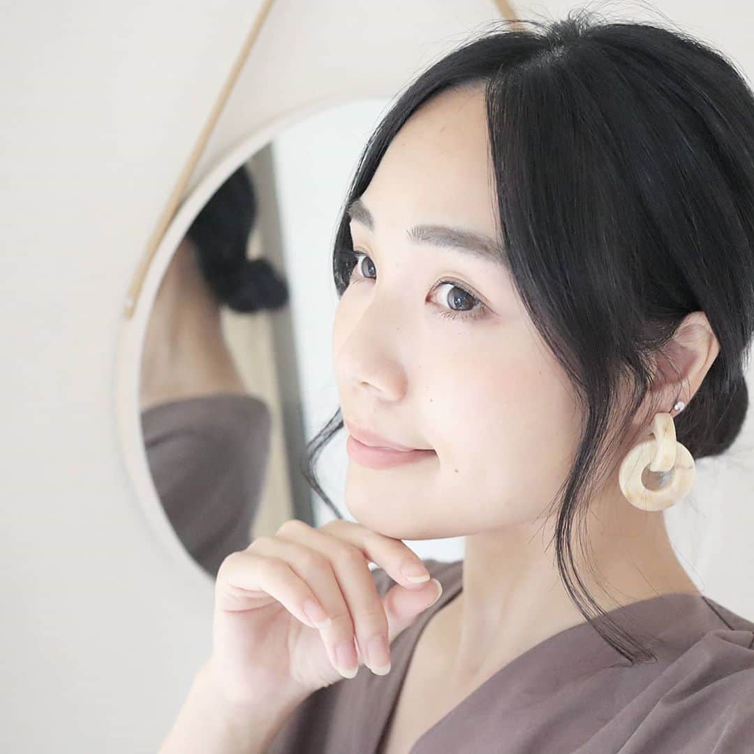 Eri Satoのインスタグラム：「先月、新宿フェミークリニックにて 「ダーマペン」の施術を受けてきましたが 1ヶ月経ったのでレポします！ #さとえりフェミークリニックレポ · まずダーマペンについておさらい😚 髪の毛よりも細い針で肌に微細な穴をあけていき、  傷を修復しようとする力で成長因子が分泌され線維芽細胞が活性化する施術です。 するとコラーゲンやエラスチンを大量に生成されるので、 ニキビあと、毛穴、小ジワやたるみに効果的なんだそう✨ · 👉施術1日後 日焼けしたのかな？ってぐらいの軽い赤みが顔全体に。 👉施術3日後 何事も無かったかのような肌状態。 👉施術1週間後 洗顔後、肌の薄皮がポロポロ取れてくる 👉施術2週間後 肌の調子の良さを実感。 娘の肌を触った時と変わりない気がする 👉施術1ヶ月後 繰り返していた吹き出物がなくなる。 口元のたるみが改善された気がする！ 眉間とおでこの小ジワが少し薄くなる。 頬の毛穴が目立たなくなってきた。 相変わらず肌の調子は良い！ · こんな感じです！ 写真じゃ伝わりにくいかな😭 毎日、普通の日焼け止めと目元コンシーラーだけでベースを完了してるんですが(この写真も全て)、それでも肌がキレイに見えてる気がする👀✨ 明るさ以外は加工なしです。 · 最近は肌のしぼみに悩んでましたが、かなりハリが出てきたように感じます💛 決して安くない施術だけど、また受けたいな～😭✨ · フェミークリニックは東京、関西に何ヶ所かありますよ✨ 感染対策もしっかりしているし、クリニックなので施術が安心です✨ @femmyclinic · #フェミークリニック#新宿フェミークリニック#ダーマペン#PR#すっぴん#美容医療#新宿#美容#美容好きさんと繋がりたい」