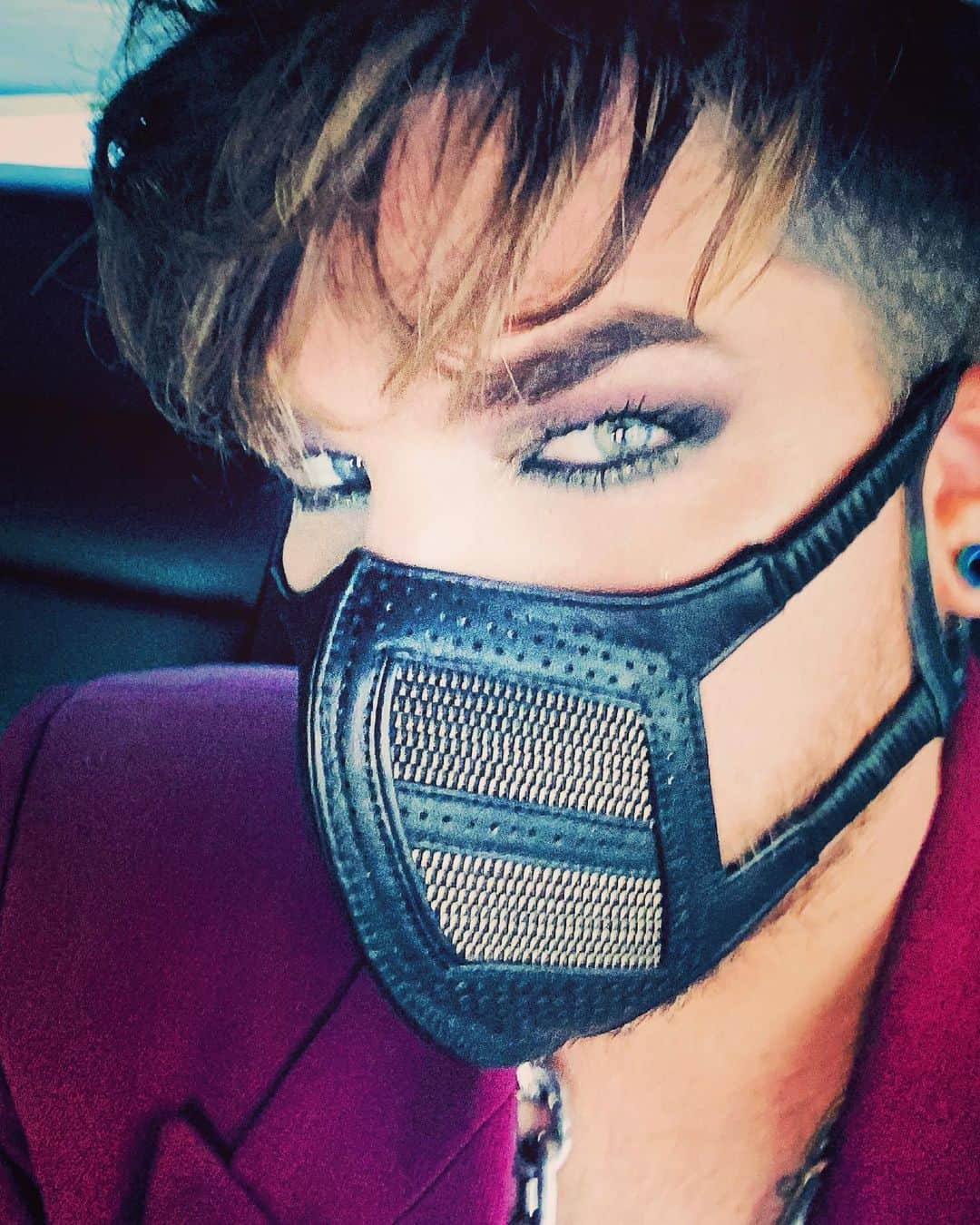 アダム・ランバートさんのインスタグラム写真 - (アダム・ランバートInstagram)「Mask by @majestyblack」9月20日 10時13分 - adamlambert