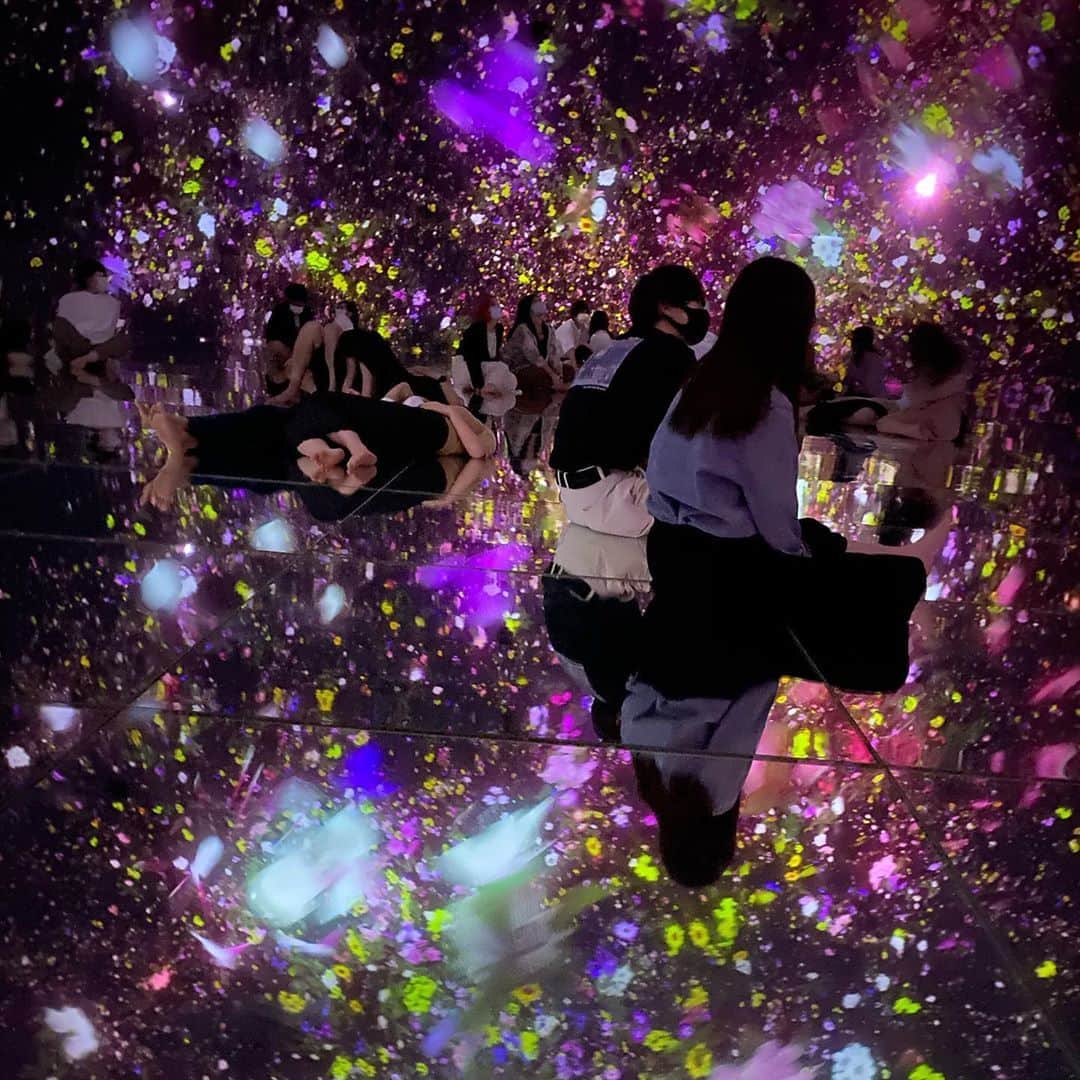 のインスタグラム：「幻想的な空間💠  @teamlab.planets へ 行ってきました♩  以前からずっと気になっていた 豊洲にある #チームラボプラネッツ ✨  "Body Immersive"のコンセプトのもと 自分の身体と作品との境界を曖昧にしていく 身体的没入空間の作品群からできています！  非現実的な不思議な空間は 癒し・ヒーリング効果や、 自分の中の新しい感性が発見できたりと、 子どもから大人まで幅広く楽しむことができます✨  ゆりかもめ 新豊洲駅から徒歩1分。 アクセスも良く、オススメです◎  新型コロナウイルスに対策については teamLab Planets のWEBページに 詳しく記載されていますので チェックしてみてください☆  ticket🎫 大人3200円 / 大学生2500円 /中学生・高校生2000円 / 小人300円 /シニア2400円　  #チームラボプラネッツ #チームラボ豊洲  #チームラボ #東京観光 #観光 #芸術 #美術  #アート #幻想的 #幻想的な世界 #iphonography  #トリドリベース #pr #art #beautiful」