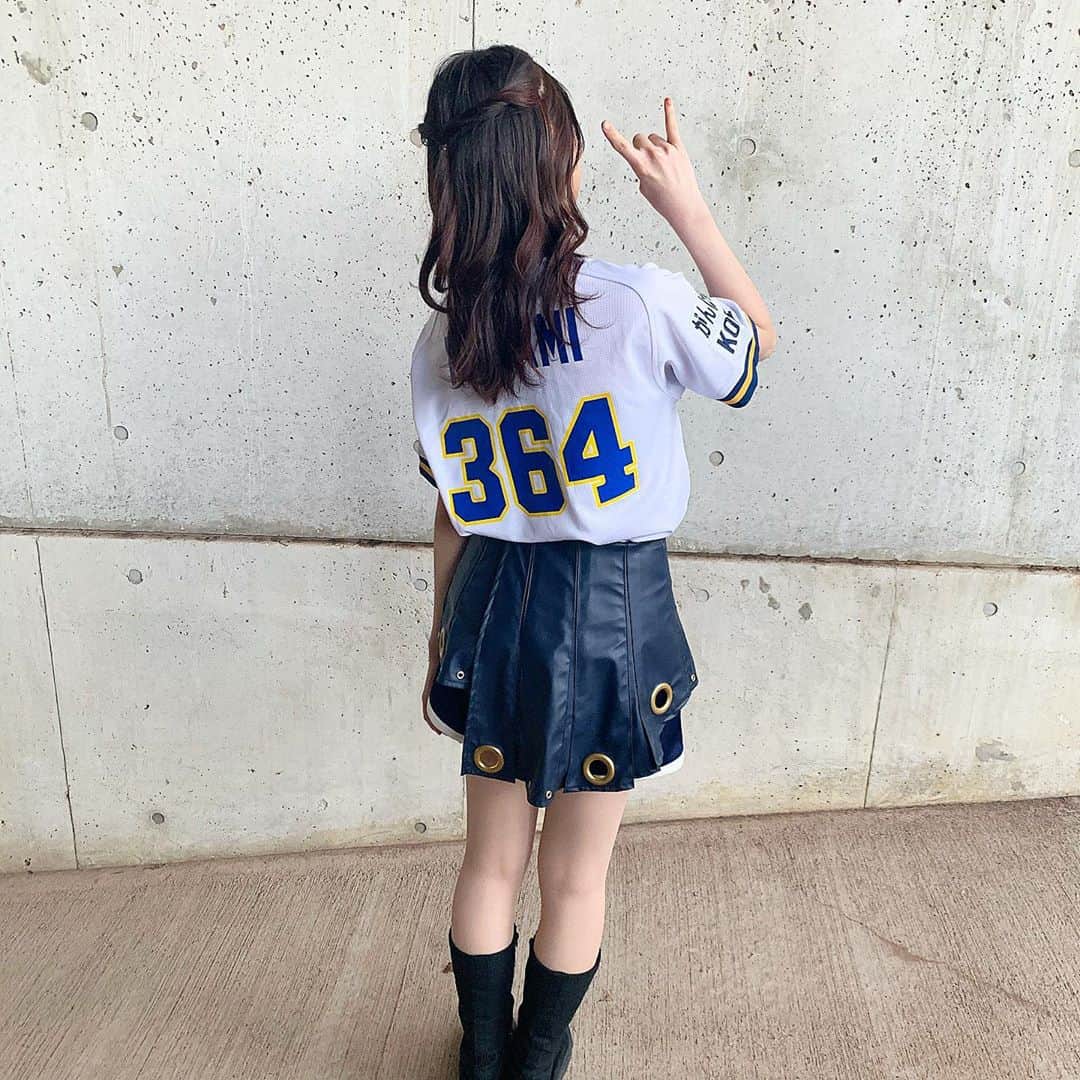 のインスタグラム：「📸・・・後ろ姿からの﻿ こんにちは😃！﻿ ﻿ ﻿ ﻿ 初の﻿ 『ほっともっとフィールド神戸』　思い出集⚾️🌟﻿ ﻿ 写真多め🙏﻿ ﻿ ﻿ 1枚目…  NANAMI後ろ姿﻿ ﻿ 2枚目…  NANAMI前向き﻿ ﻿ 4枚目…BsGirls全員で♡﻿ ﻿ 5枚目…新メンバー♡﻿ ﻿ 6枚目… 3日目、雨が心配なSAKURAとNANAMI🌸🐒﻿ ﻿ ↑ Photo by YUUKI🐰♡﻿ ﻿ ﻿ 3日間無事に試合が行えて本当によかったです⚾️✨﻿ ﻿ 初の屋外グラウンドでのパフォーマンス﻿ 最高でした🙌🎶﻿ ﻿ ほっともっとフィールド神戸3日間﻿ ありがとうございました💕﻿ ﻿ ﻿ ﻿ ＊……＊……＊……＊……＊……＊……＊……﻿ ﻿ ﻿ ﻿ 連勝中のBuffaloes❗️﻿ ﻿ 今日は13:00 play ball⚾️🔥﻿ ﻿ 今日も勝って3連勝しましょう👊💥👊💥﻿ ﻿ ﻿ 11:30〜は﻿ BsGirlsオンラインステージ@Instagram🎶✨﻿ ﻿ ﻿ ⚠️⚠️（追記）﻿3枚目が真っ黒になっていました💦すみません…🙏 ﻿ ﻿ #Bs2020 #orixbuffaloes #baseball #オリックスバファローズ #プロ野球 #bsgirls #野球 #オリックス #オリ姫 #野球女子 #京セラドーム #京セラドーム大阪 #球場 ﻿ #ほっともっとフィールド神戸 #ユニフォーム #ユニフォーム女子 #ブルーウェーブ #bluewave #神戸」