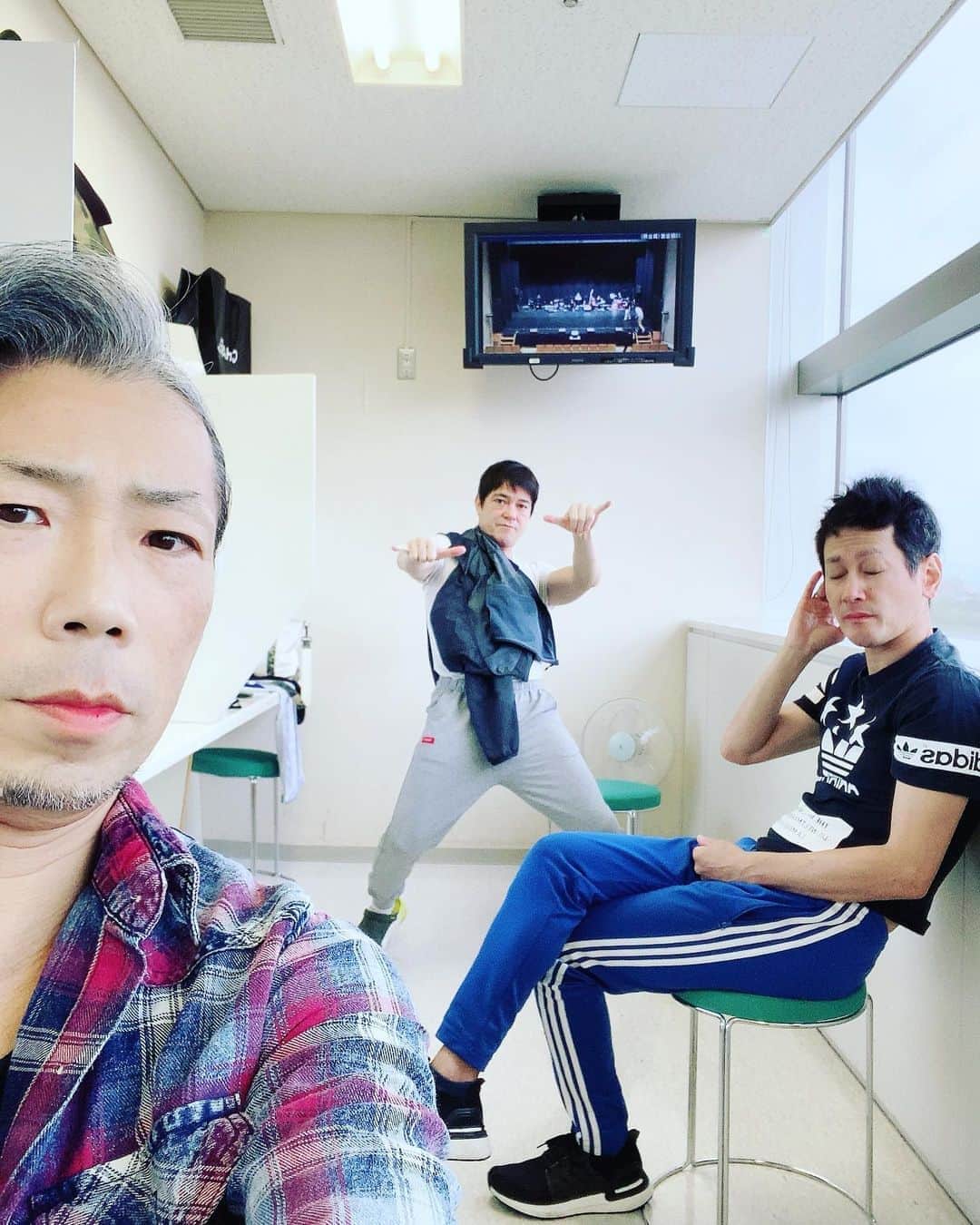 火口秀幸のインスタグラム：「さて、昼公演 #BRIDGEOFTHERAINBOW #川平慈英　#平沢智 #HideboH」