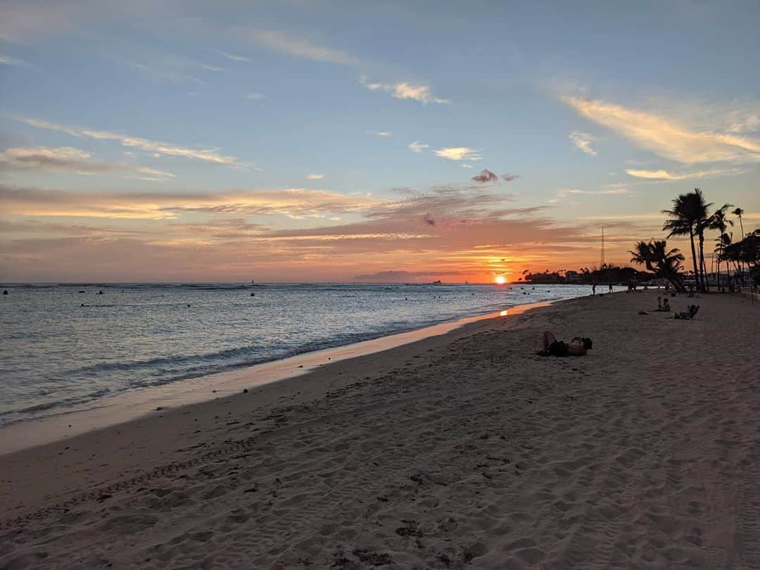 Honolulu Myohoji Missionさんのインスタグラム写真 - (Honolulu Myohoji MissionInstagram)「🌅 The beautiful sunset in Oahu from yesterday! Have a great weekend everyone!  * * * * #ハワイ #ハワイ好きな人と繋がりたい  #ハワイだいすき #ハワイ好き #ハワイに恋して #ハワイ大好き #ハワイ生活 #ハワイ行きたい #ハワイ暮らし #オアフ島 #ホノルル妙法寺 #HawaiianAirlines #ハワイアン航空 #思い出　#honolulumyohoji #honolulumyohojimission #御朱印女子 #開運 #穴場 #パワースポット #hawaii #hawaiilife #hawaiian #luckywelivehawaii #hawaiiliving #hawaiistyle #hawaiivacation」9月20日 10時36分 - honolulumyohoji