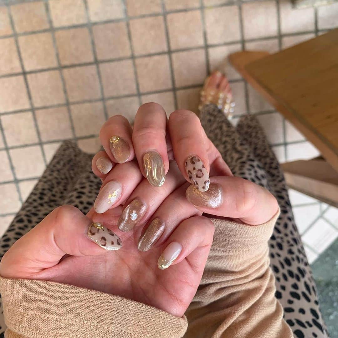 のインスタグラム：「🐆⠀ ⠀ ネイルも秋仕様🤎 レオパードとマグネットネイル💅今回も @shiori__inails ❤︎ マグネットネイル、ライトで固める前に 磁石近付けたら砂鉄みたいに動いて、 仕上がりはキラキラして不思議🤎すごい😻⠀ 2枚目動画見てね🐱 ⠀ #マグネットネイル#レオパードネイル#ジェルネイル#ヒョウ柄ネイル#젤네일#젤네일아트」