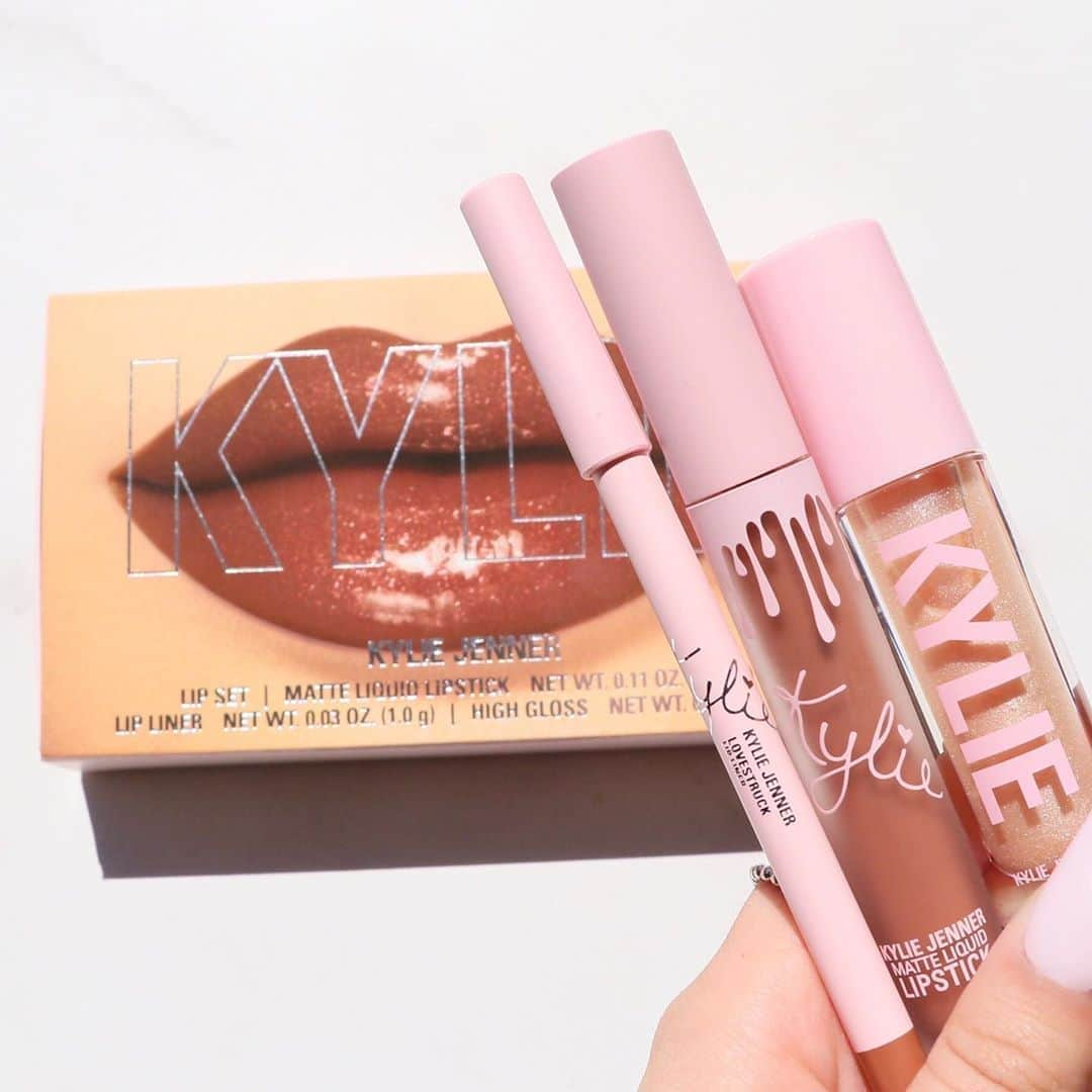 Kylie Cosmeticsさんのインスタグラム写真 - (Kylie CosmeticsInstagram)「LOVESTRUCK LIP TRIO 🌟 everything you need to complete your look in one set! shop now on KylieCosmetics.com 💕」9月20日 10時39分 - kyliecosmetics