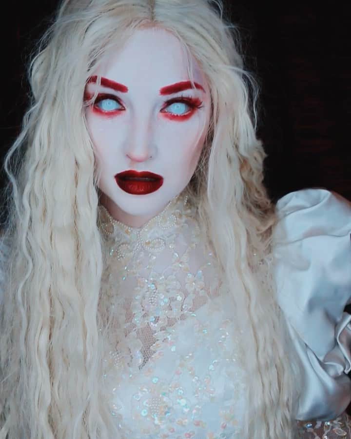 アンナ・フェイスのインスタグラム：「I MIGHT be a little excited for Halloween coming up. What’s your favorite holiday? I think mine is obvious 🎃☠️ Makeup by me- Dress from Goodwill」