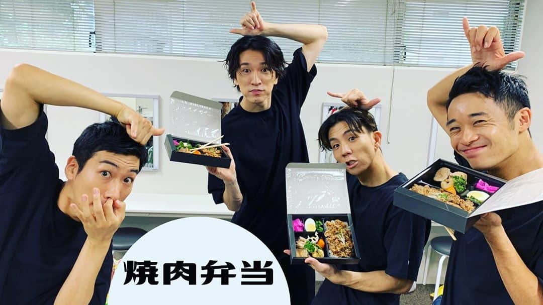 Kazuki Hamamotoのインスタグラム：「本当だったら初日を迎えていた﻿ ﻿ 『HELLO ROOMIES!!』﻿ ﻿ 残念ながらコロナの影響で出来なくなってしまったけど、初日を予定していた日にとある撮影で焼肉弁当！﻿ 自粛期間中にs**t kingzで作った﻿ THIS IS HOW WE ZOOM!﻿ の内容をしっかり覚えてくれていた！！笑﻿ ありがたい😭﻿」