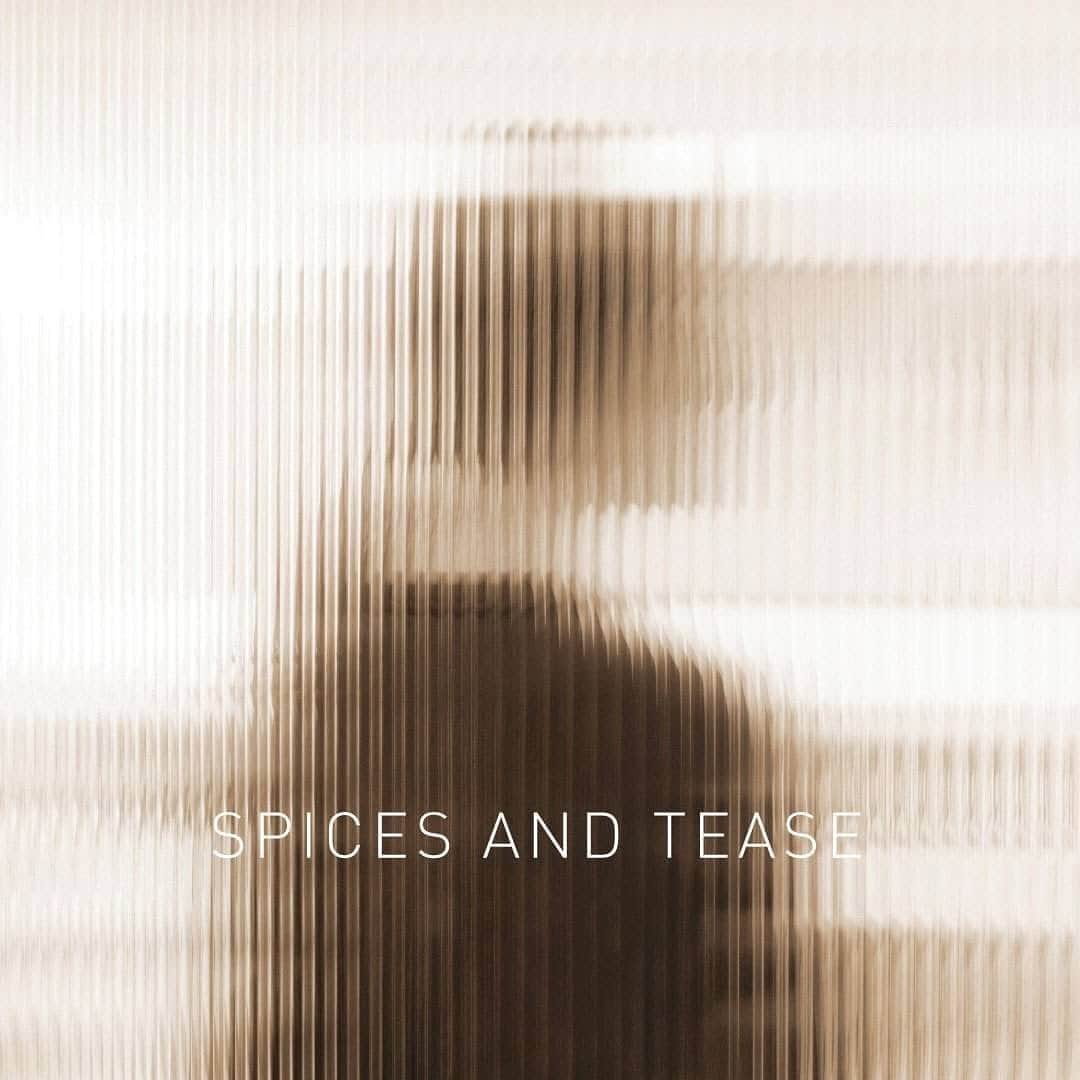 shiroさんのインスタグラム写真 - (shiroInstagram)「Story of Perfume "SPICES AND TEASE"  古い木造のバー。 黒い鉄の取っ手に手をかけ、重い扉をゆっくりと開ける。 乾いた空気の中に、ジンのスパイシーな香りが鼻をくすぐる。  ペッパーを効かせたドライで凛とした香り。  The dimly lit lamp at the entrance of an old wooden bar. You place your hand on the black iron handle,and slowly open the heavy door. The spicy scent of gin on dry air tickles your nose.  ［TOP］ Black Pepper, Smoke, Woody, Vetiver ［MIDDLE］Insense, Pepper Wood ［LAST］ Cedarwood  #SHIRO #SHIROcosme #SHIROperfume #SPICESANDTEASE」9月20日 11時00分 - shiro_japan