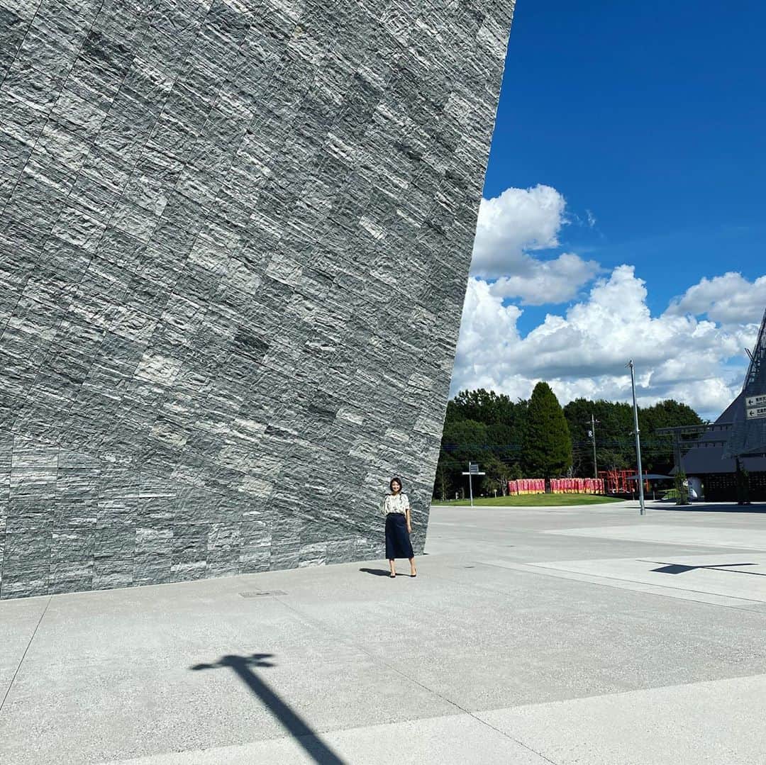 望月理恵さんのインスタグラム写真 - (望月理恵Instagram)「角川武蔵野ミュージアム 隈研吾さんが設計したこのミュージアムは高さ30メートルの巨大な岩をモチーフにしています。 地面から生えてる感じでした笑  かっこいいだけじゃなく この街に愛されるよう、 人々が使いやすいよう、 楽しめるようにと、 いろんな工夫がされています。  #角川武蔵野ミュージアム  #隈研吾さん#設計#建築 #建築家は優しい人なはず #想像力は優しさ」9月20日 10時52分 - mochiee28