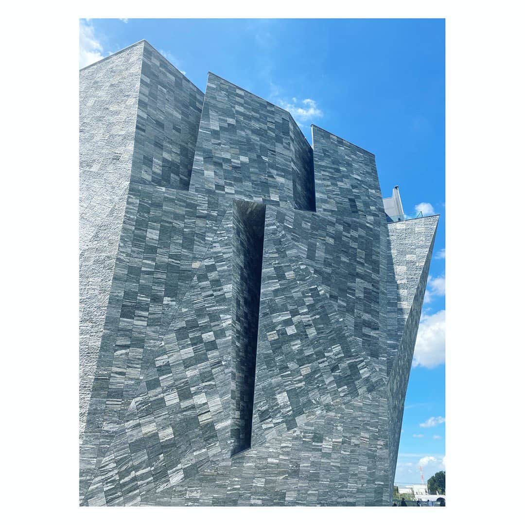 望月理恵さんのインスタグラム写真 - (望月理恵Instagram)「角川武蔵野ミュージアム 隈研吾さんが設計したこのミュージアムは高さ30メートルの巨大な岩をモチーフにしています。 地面から生えてる感じでした笑  かっこいいだけじゃなく この街に愛されるよう、 人々が使いやすいよう、 楽しめるようにと、 いろんな工夫がされています。  #角川武蔵野ミュージアム  #隈研吾さん#設計#建築 #建築家は優しい人なはず #想像力は優しさ」9月20日 10時52分 - mochiee28