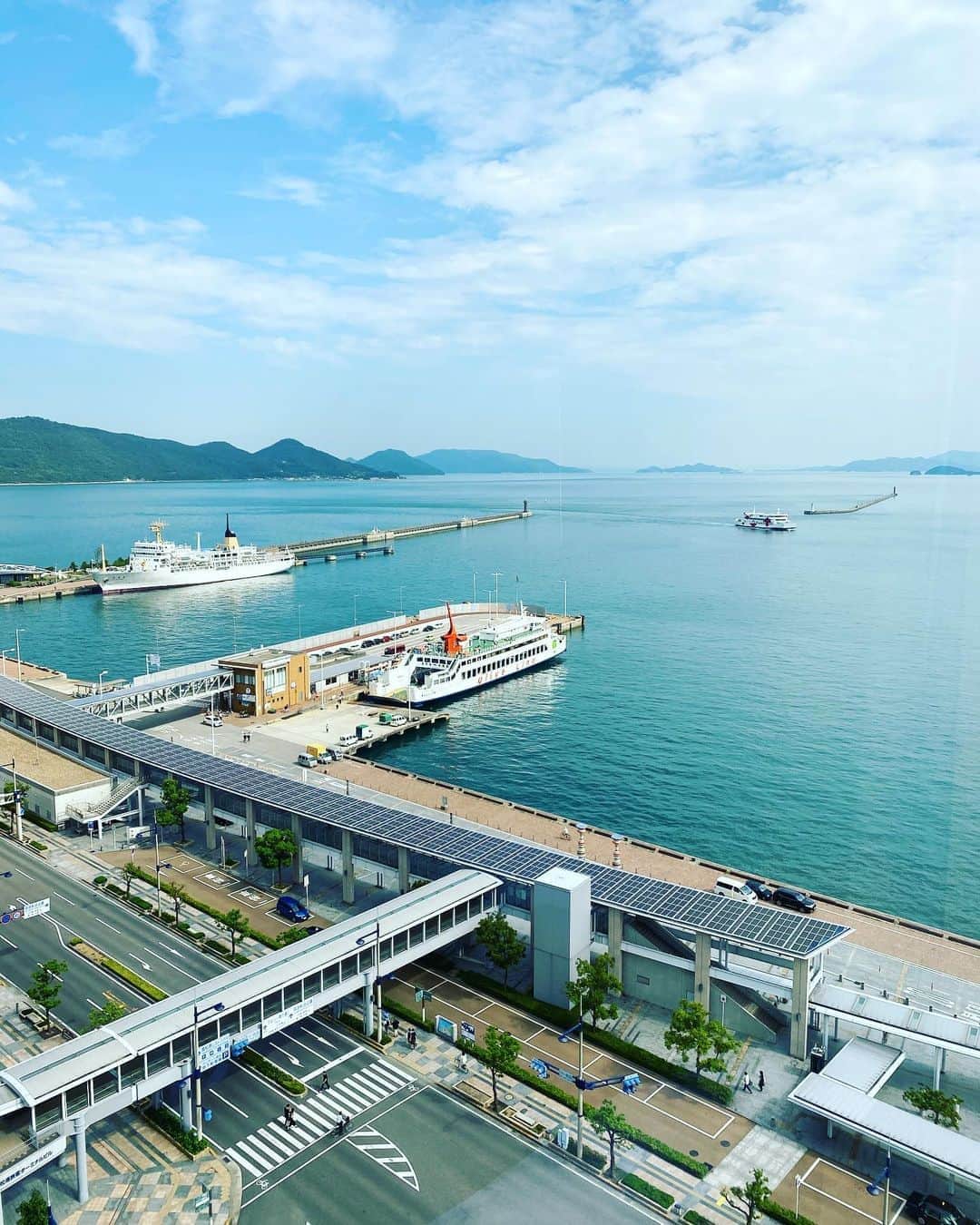 小林希さんのインスタグラム写真 - (小林希Instagram)「だいすきな瀬戸内海！ 仕事できています。 今日の午後は大学にいって研究会です👀 がんばるぞー。 このまま🚢に乗りたいけど。 それにしても、港がこんな身近にあると 船が当たり前に公共交通機関だって 認識はあるのかしら。 私は大人になるまで、そんなふうに 思ったことがなかったので。  では行ってきます✍️  #瀬戸内海 #島#島旅 #高松#香川県#船旅」9月20日 10時55分 - nozokoneko