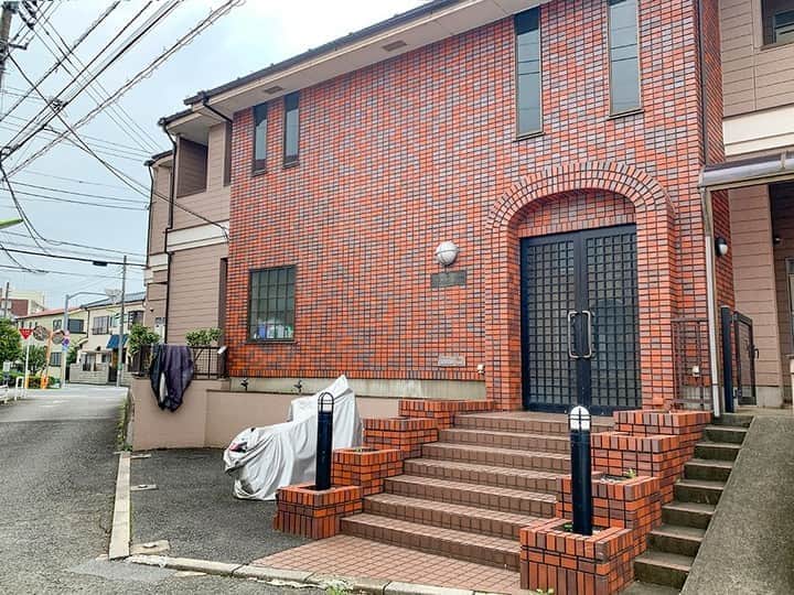 せたがやクラソンのインスタグラム：「『ひとり暮らしのロフト 205』﻿ ﻿ ・京王線仙川駅 徒歩9分 ・6万円・17.37㎡・1K ___________________________________________________________________﻿  お部屋は駅から歩いて9分ほど。 途中仙川を横切るので、きっとカモに出会えます。ホヨホヨしてる。 エントラス面のレンガが特徴の建物が、今回の舞台です。  ▼この物件の詳細、﻿ そのほかのお部屋はプロフィールのリンクから﻿ @setagayakurasson﻿ ___________________________________________________________________﻿ ﻿ 「オンラインでお部屋探し」スタートしました！ ご相談お待ちしております。 ﻿ ﻿https://setagayakurasson.com/online _____________________________________________________________________﻿ ﻿ #せたがやクラソン #せたがやンソン #賃貸 #お部屋探し #オンラインお部屋探し #引っ越し #内見 #部屋 #ワンルーム #ひとり暮らし #ふたり暮らし #好きな街 #暮らしを楽しむ #キッチン #家具 #世田谷 #賃貸インテリア #リノベーション  #コンシェルジュ #世田谷のお部屋探し  #京王線 #仙川  #千歳烏山  #レンガ  #ロフト  #賃貸暮らし #ロフトのある家  #木材 #カモ」