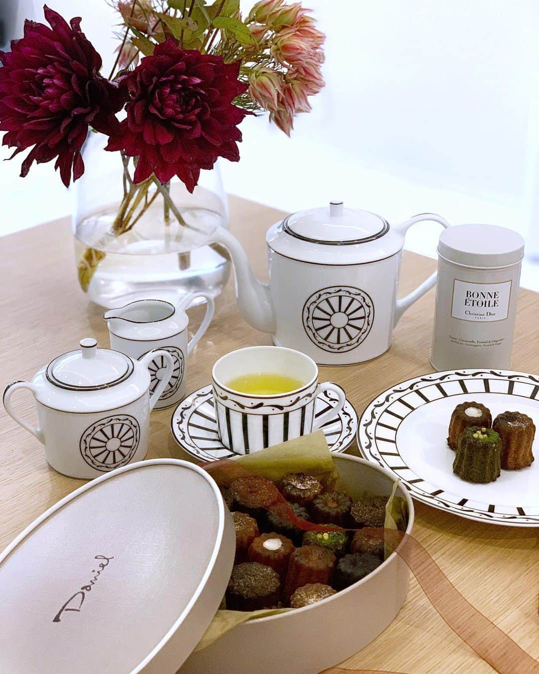 のインスタグラム：「ㅤㅤㅤㅤㅤㅤㅤㅤㅤㅤㅤㅤㅤ 🥣朝ごはんの後のtea time☕️🍪 @u.miyu_23 みゆちゃんから頂いたカヌレが美味しすぎて😋 ほっぺが落ちました( '༥' )ŧ‹"ŧ‹"ŧ‹"ŧ‹"ŧ‹"💗」