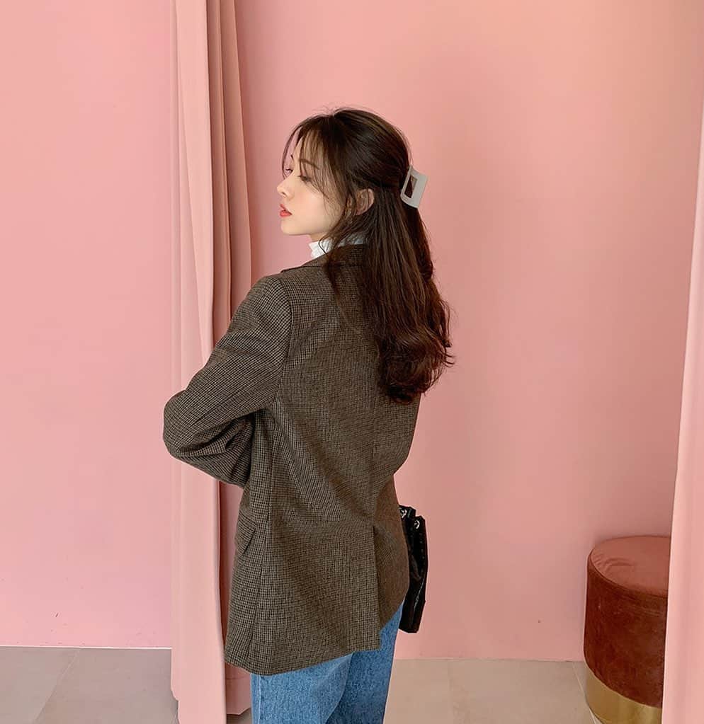Chuuのインスタグラム：「hellow, 가을🍂 밤에는 부쩍 추워졌어요! 브라운 컬러의 체크재킷으로 가을 만끽!!  #chuu#재킷코디#가을재킷#체크재킷#가을코디#데일리룩」