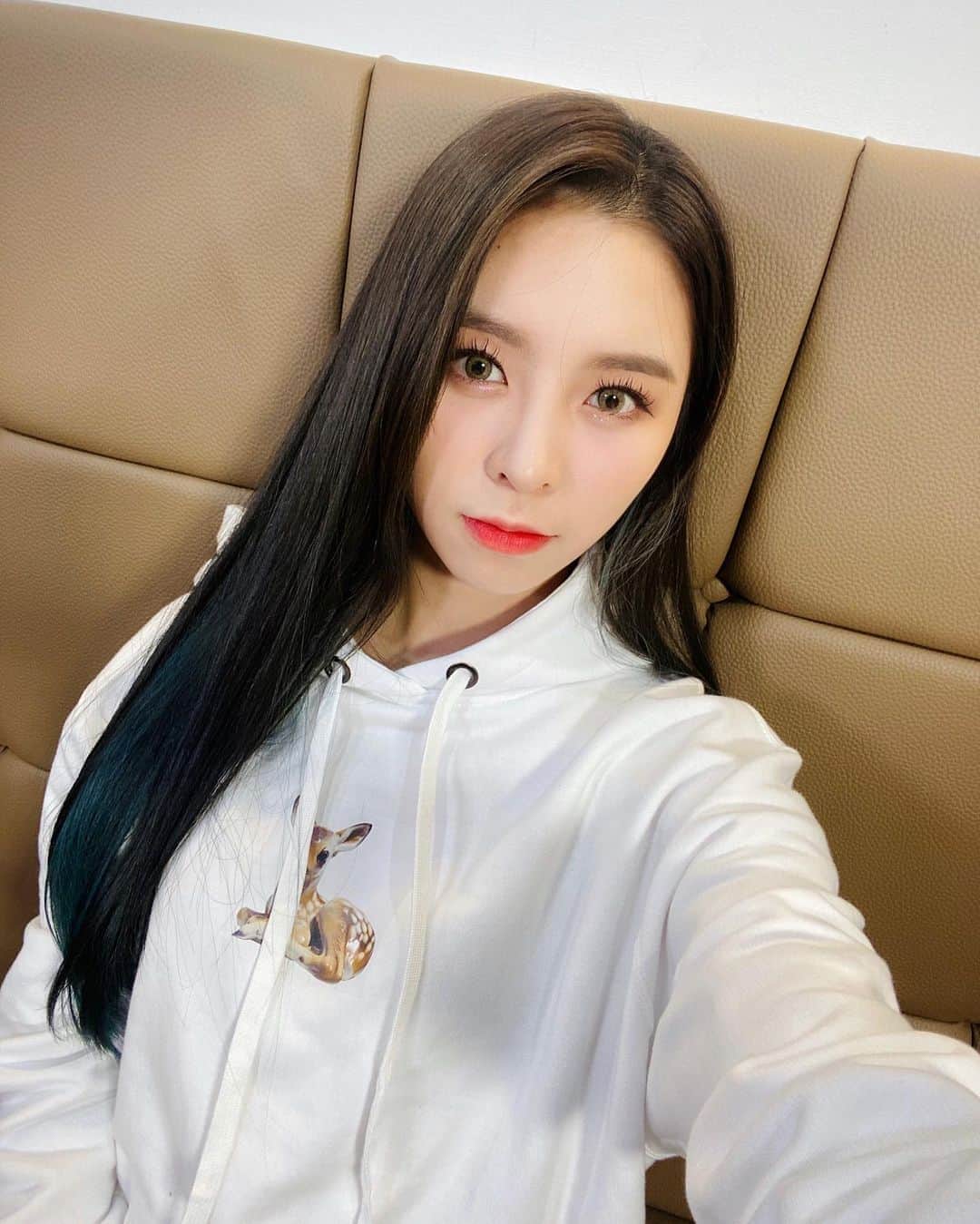 エルキーのインスタグラム：「One more thing!! It was quite new to meet you through video calls haha Sad that we are not able to see each other face-to-face but still feel good that at least we could greet and talk to each other😜  Let’s overcome this pandemic together!!!!Always stay healthy and positive💗💗  (I miss you too....)」