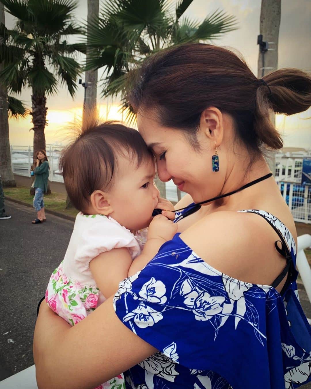 一木エリカのインスタグラム：「Beautiful sunset with My Love ❤️ いいサンセットだった🌅 ココはヤシの木🌴がたくさんで、ロサンゼルスみたいだったな✨  #sunset #zushi #zushimarina #zushimarinaribiera #逗子 #逗子マリーナリビエラ #ヤシの木 #parmtree #beautifulsunset」