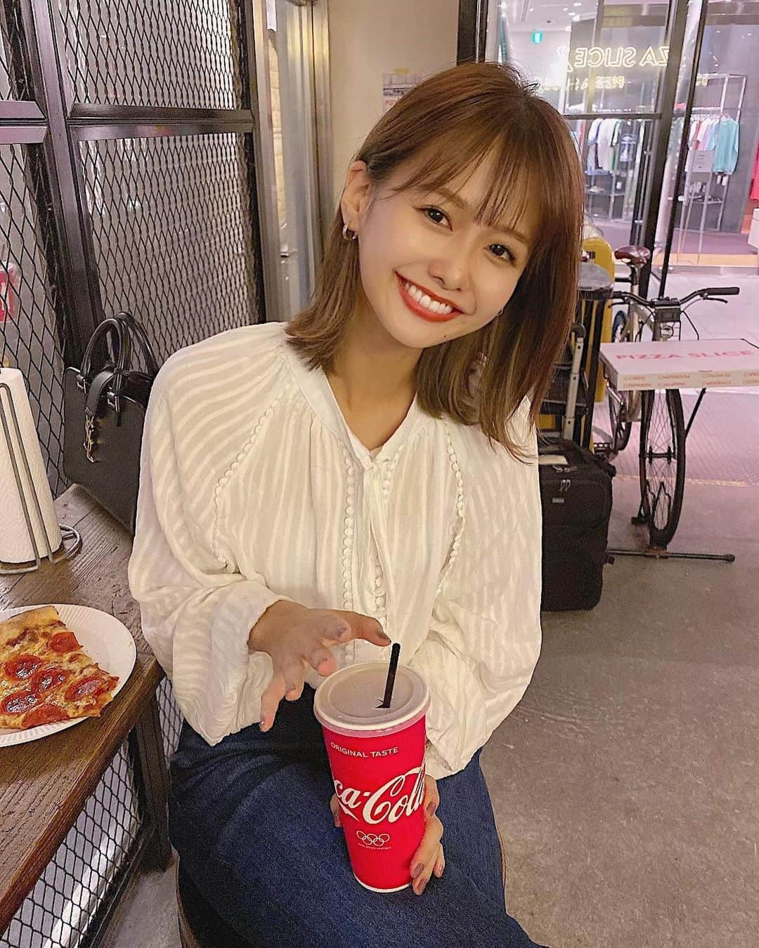 ᴱᴸᵞさんのインスタグラム写真 - (ᴱᴸᵞInstagram)「ㅤㅤㅤ 久しぶりのPIZZASLICE🍕🥤 美味しかった♡♡ 寒くなってきたから少しずつ衣替えも🍂 最近はブラウス率が高めです🧡 @emmyofficial.jp」9月20日 20時24分 - diary___ely