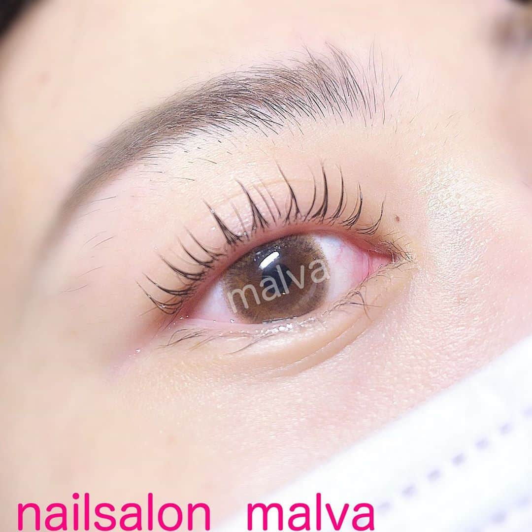 nailsalon malva（ネイルサロンマルヴァ）さんのインスタグラム写真 - (nailsalon malva（ネイルサロンマルヴァ）Instagram)「※malvaではお客様1人1人ご来店ごとにシーツを毎回変えさせていただいております☺️⠀ 何時にご来店いただいてもオープン1番目のお客様と同じ環境です💡⠀﻿ ⠀﻿ ﻿ 繊細に立ち上げます✨﻿ ﻿ 24h、360℃、いつでもナチュラルぱっちり💓﻿ ﻿ ﻿ まつ毛カール上のみ¥6270﻿ ﻿ ﻿ ﻿ ﻿ ⠀﻿ ※ただ今新型コロナウイルス感染者数が急増しておりますが、厳しい来店規約と万全の感染対策（詳細はHPに全て掲載）をしておりますので、⠀⠀⠀﻿ ご覧になった上で来店可能かどうかご確認の上ご予約お願い致します🙇‍♀️⠀⠀⠀﻿ ⠀⠀﻿ ⠀﻿ ⠀﻿ ⠀﻿ 〜𝐬𝐰𝐢𝐩𝐞で動画もご覧ください〜⠀﻿ ⠀﻿ ♥ ♥ ♥ ♥ ♥ ♥ ♥ ♥ ♥ ♥ ♥ ♥ ♥⠀﻿ ⠀﻿ 𝐧𝐚𝐢𝐥𝐬𝐚𝐥𝐨𝐧 𝐦𝐚𝐥𝐯𝐚⠀﻿ ⠀﻿ ⠀﻿ ご予約・お問い合わせ⠀﻿ LINEからお願いします⠀﻿ LINE ID→《@malvaで検索🔍》⠀﻿ ⠀﻿ まつげメニュー・料金表は⠀﻿ プロフィールにある⠀﻿ HPからご覧ください✯*･ :.｡⠀﻿ ⠀﻿ ⠀﻿ #malvaアイラッシュ#アイラッシュ#malva#マツエク#まつえく#メイク#美容#eyelashes#eye#まつげエクステ#まつエク#nail#eyelash#アイリスト#アイメイク#ネイル#beautysalonmalva#アイリスト募集#makeup#まつ毛カール#まつげカール#beauty#まつ毛パーマ#cosmetics#まつげ美容液#アイメイク #エニシーグローパック正規取扱店#エニシーグローパック #リアムール正規取扱店#エキスパートローション﻿」9月20日 20時37分 - malva_nail