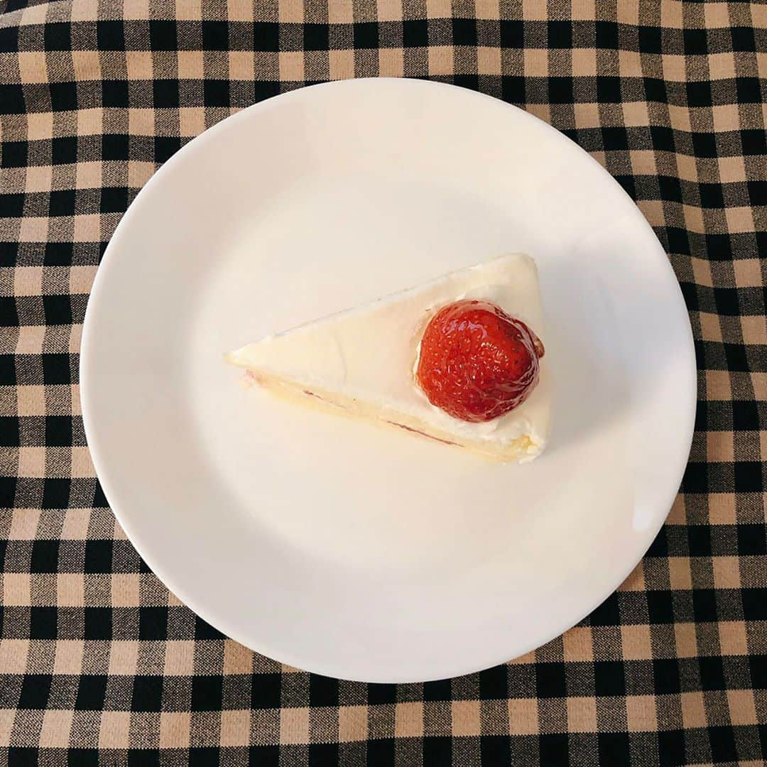 水谷果穂さんのインスタグラム写真 - (水谷果穂Instagram)「🥤🍓🥐🤎 シンプルショートケーキ🌝 イチゴは途中で食べる派です！」9月20日 20時29分 - kahomizutani_official