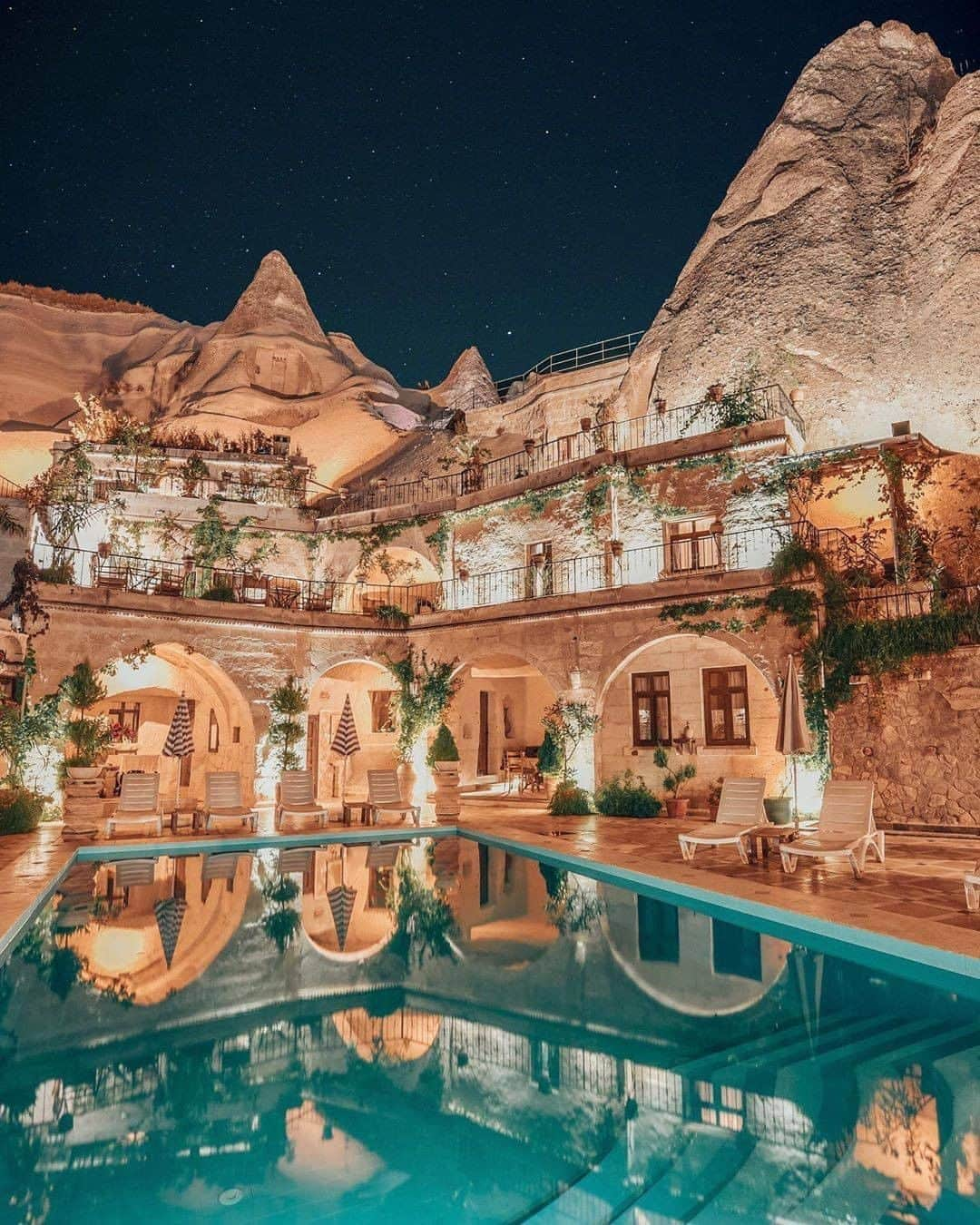 Discover Earthさんのインスタグラム写真 - (Discover EarthInstagram)「Who would you like to spend the night with in this cave hotel? #discoverturkey🇹🇷 with @localcavehouse  #capadoccia #turkey #cavehouse」9月20日 20時30分 - discoverearth