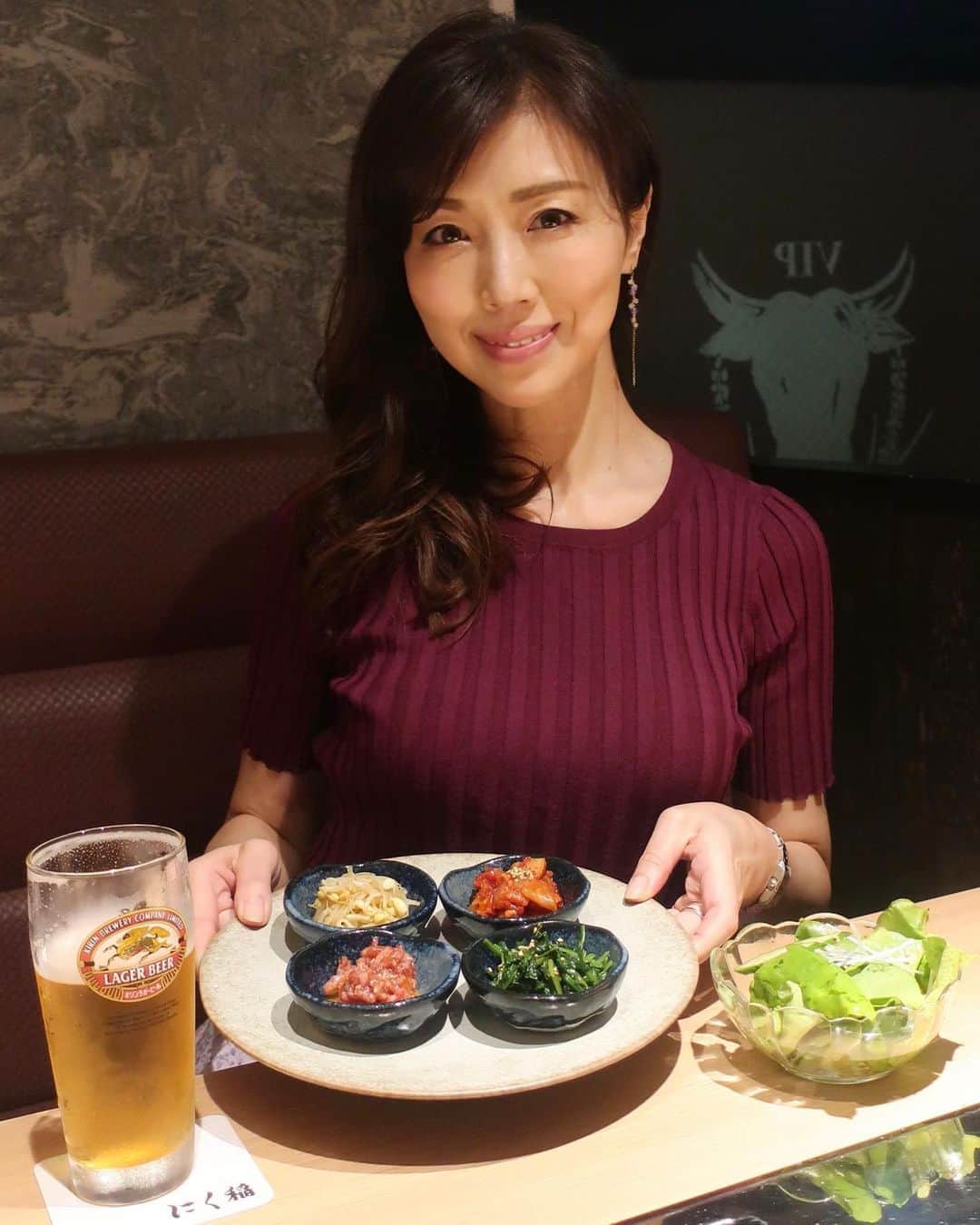 ImotoEtsuyo さんのインスタグラム写真 - (ImotoEtsuyo Instagram)「六本木一丁目、 隠れ家風焼肉の @nikuine さんへ！ ・ ・ 新潟県上越安塚の雪室で 3週間熟成させたこだわりのA5ランクの 「雪むろ芳醇和牛」が 食べられるの　東京都内でこちらだけ。 ・  ユッケや極上焼きタンしゃぶ、 お塩とかんずりで頂くハラミやヒレ、 ふわとろ卵をつけて頂く サーロインの焼きしゃぶなど どれも美味しかったなぁ。  無煙ロースターで煙も出ないし ニオイがつかないのが良いですね✨✨ パイプに水が入っていて 遠赤外線によりじっくり火を通すので　 お肉は柔らかくてジューシーな 焼き上がりでした！  ・ #動画 の 焦がしタレ肉土鍋　に使われているお米は 新潟のハイブランド「新之介」。 大粒でコクと甘味があって 焼肉の旨味とピッタリでした。  ・ ・ #お弁当 お家で#bbqセット など #ubereats での注文や #テイクアウト  出来るそうですよ！  ・  こちらからチェックしてみて下さいね。 ↓↓↓↓↓ @nikuine   ・ ・ #にく稲  #雪むろ芳醇和牛  #肉のいろは  #肉  #肉好き  #焼肉  #焼き肉  #六本木グルメ  #六本木ディナー #六本木焼肉  #新之介  #個室焼肉  #肉寿司  #熟成牛 #gourmet  #東京グルメ  #tokyogourmet」9月20日 20時30分 - bisuhada