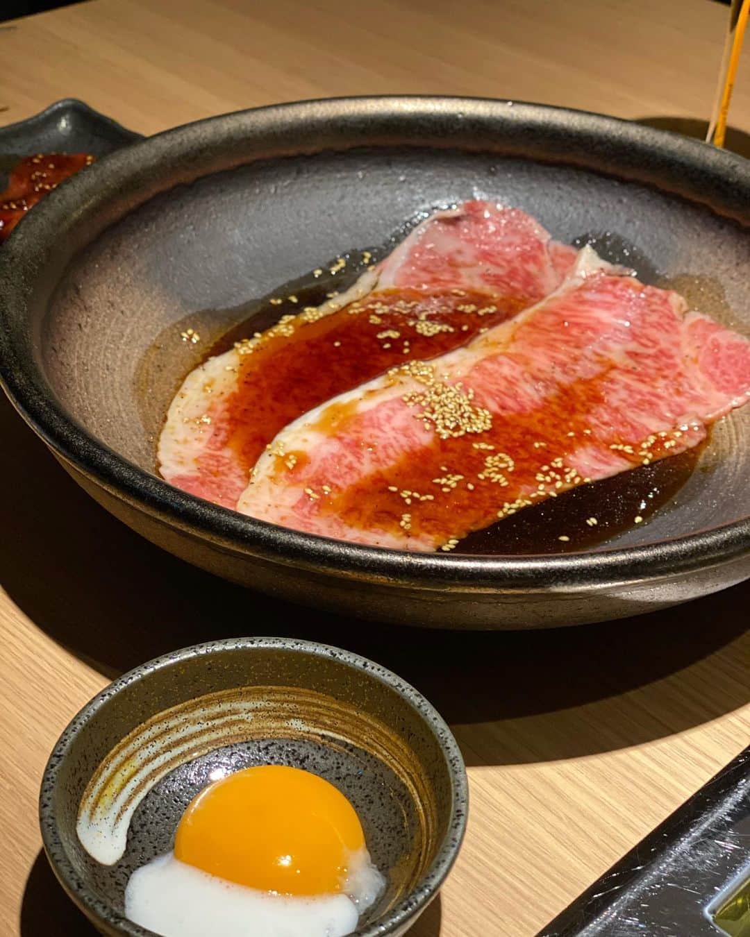 ImotoEtsuyo さんのインスタグラム写真 - (ImotoEtsuyo Instagram)「六本木一丁目、 隠れ家風焼肉の @nikuine さんへ！ ・ ・ 新潟県上越安塚の雪室で 3週間熟成させたこだわりのA5ランクの 「雪むろ芳醇和牛」が 食べられるの　東京都内でこちらだけ。 ・  ユッケや極上焼きタンしゃぶ、 お塩とかんずりで頂くハラミやヒレ、 ふわとろ卵をつけて頂く サーロインの焼きしゃぶなど どれも美味しかったなぁ。  無煙ロースターで煙も出ないし ニオイがつかないのが良いですね✨✨ パイプに水が入っていて 遠赤外線によりじっくり火を通すので　 お肉は柔らかくてジューシーな 焼き上がりでした！  ・ #動画 の 焦がしタレ肉土鍋　に使われているお米は 新潟のハイブランド「新之介」。 大粒でコクと甘味があって 焼肉の旨味とピッタリでした。  ・ ・ #お弁当 お家で#bbqセット など #ubereats での注文や #テイクアウト  出来るそうですよ！  ・  こちらからチェックしてみて下さいね。 ↓↓↓↓↓ @nikuine   ・ ・ #にく稲  #雪むろ芳醇和牛  #肉のいろは  #肉  #肉好き  #焼肉  #焼き肉  #六本木グルメ  #六本木ディナー #六本木焼肉  #新之介  #個室焼肉  #肉寿司  #熟成牛 #gourmet  #東京グルメ  #tokyogourmet」9月20日 20時30分 - bisuhada