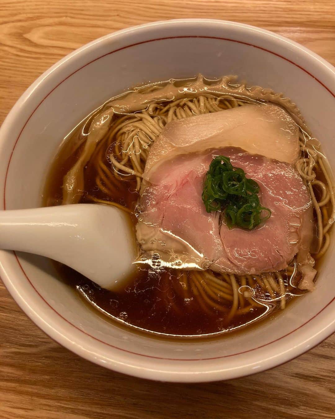 のインスタグラム：「どうも #麺スタグラマー です。 シンプルな鷄出汁は心の故郷鳥取の #大山どり  やっぱり飲むように食べちゃったよ。 #細麺  #noodles  #ラーメン  #らぁ麺  #おいしい」