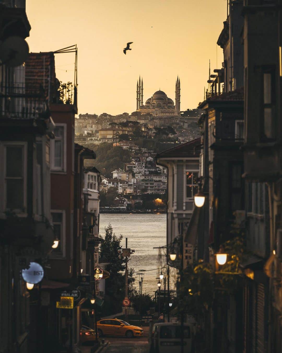 Thomas Kakarekoのインスタグラム：「lost in the right direction  Since today is my birthday, I‘m reposting one of my most cherished travel memories from Istanbul along with a rather recent picture of myself. Also a great opportunity to say thanks to all of you guys for sticking around and always supporting me.  #istanbul」