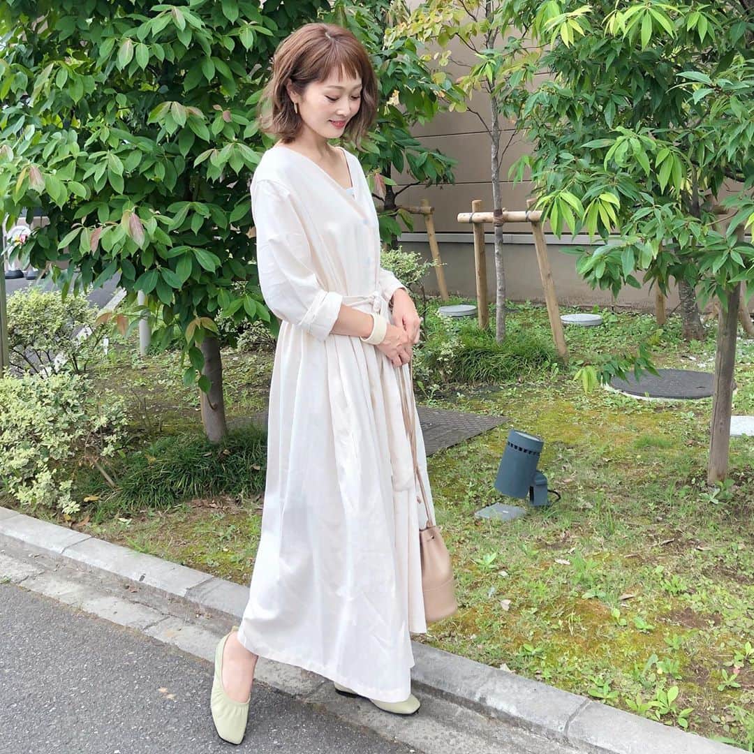 Kikuno Sayumiさんのインスタグラム写真 - (Kikuno SayumiInstagram)「〻beige onepiece〻 ・ ・ ・ @dais_y.official のyumemiさんコラボのベージュワンピ𓇢 ・ 布がたっぷりでゆったりしてて可愛い♡ ボタンを外してガウンとしても着られて着回しきくしポッケ付きなところも◎ ・ ギャザーシューズは @arco_iris.shop のもの。こういう靴合わせやすくて好き🥰 LINEの友達登録で10％OFFクーポンプレゼント！ ・ @canlly7 のピアスはマットゴールドのいびつな形のパーツが大人っぽくてツボ😍シンプルなのに存在感あって合わせやすい👌 ・ ・ #ファッション#コーデ#fashion#ママ#ママコーデ#プチプラコーデ#大人カジュアル#ヘアアレンジ#大人可愛い#옷스타그램#シンプルコーデ#158cmコーデ #mamagirl#ママリ#ママリファッション#locari#lucrajp#秋コーデ#オン眉#ヘアアレンジ#アルコイリス #アルコ女子#ピアス着画」9月20日 20時35分 - sayumikikuno