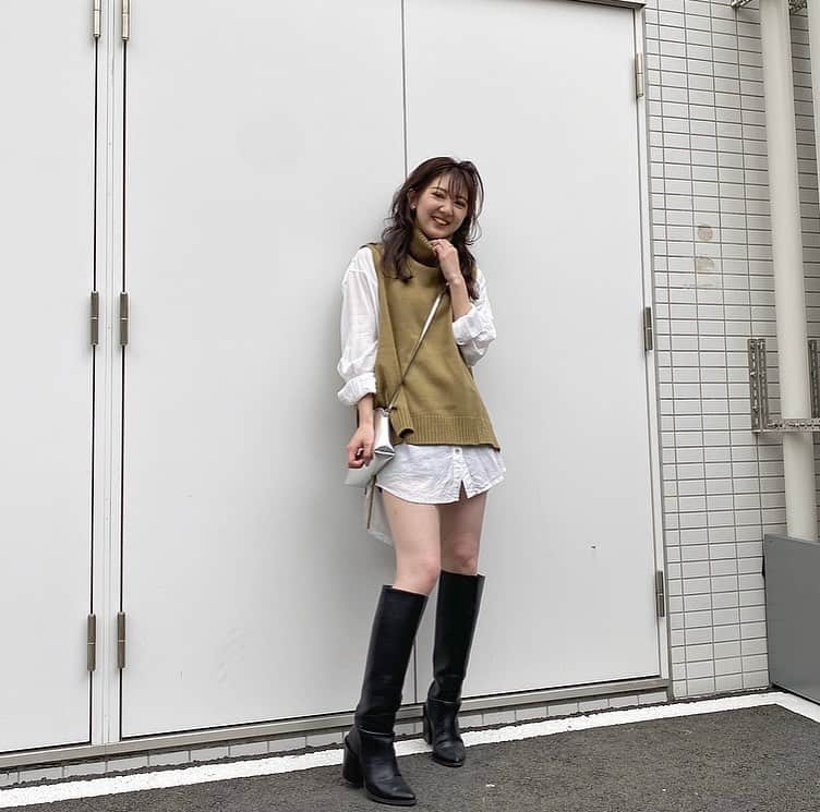 古南 祐佳のインスタグラム：「. 秋！最高！待ってた🍠 昨日のお洋服、ちゃんと履いてます⚠︎ 全部去年か一昨年の、、笑 . . #fashion #coordinate #code #outfit #ロングブーツ #シャツワンピ  #ニットベスト」
