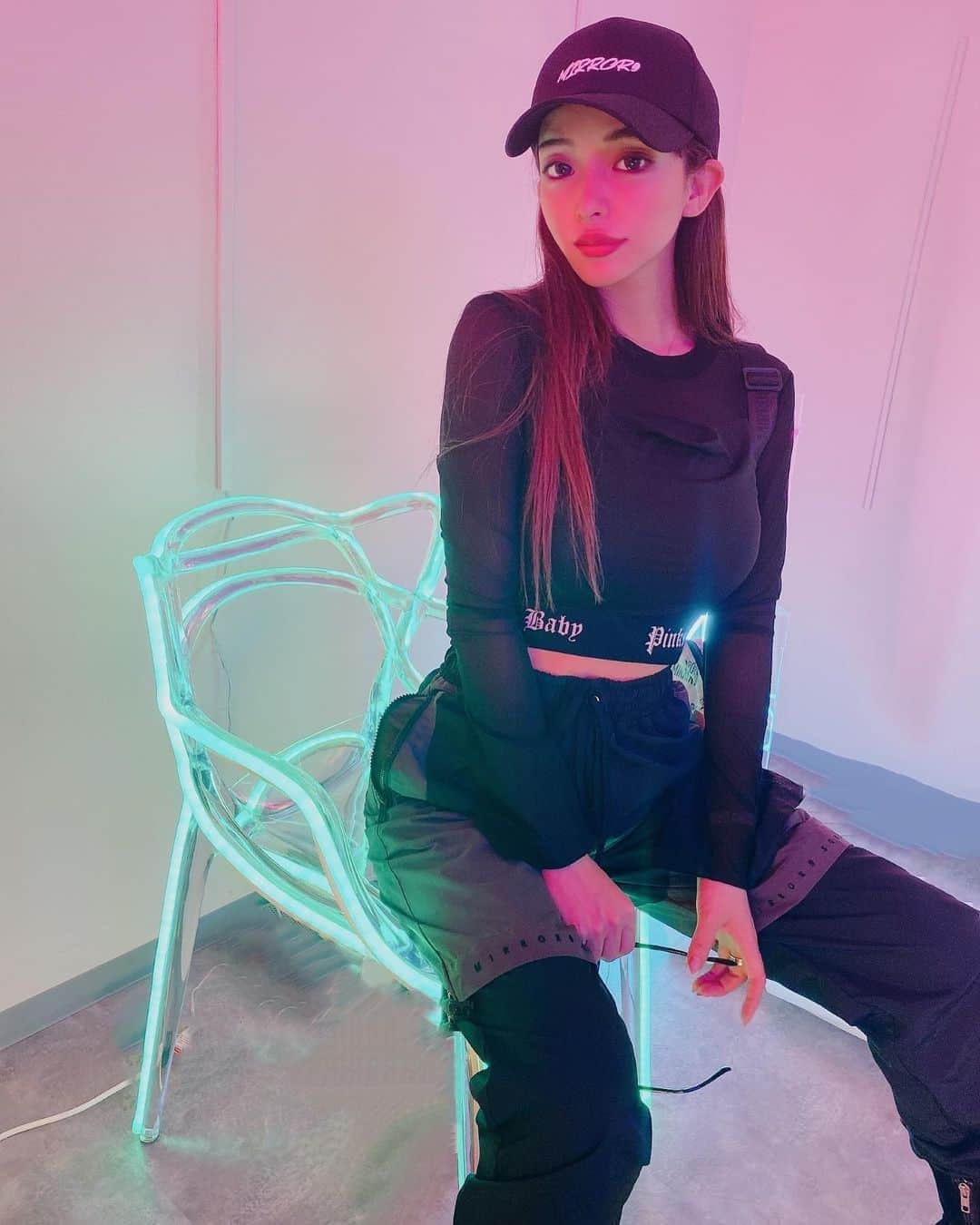 のインスタグラム：「最強お気に入りのパンツ♥ メンズだけどウエスト紐あるからギューって結べばいけますよ‼︎ #MIRROR9」