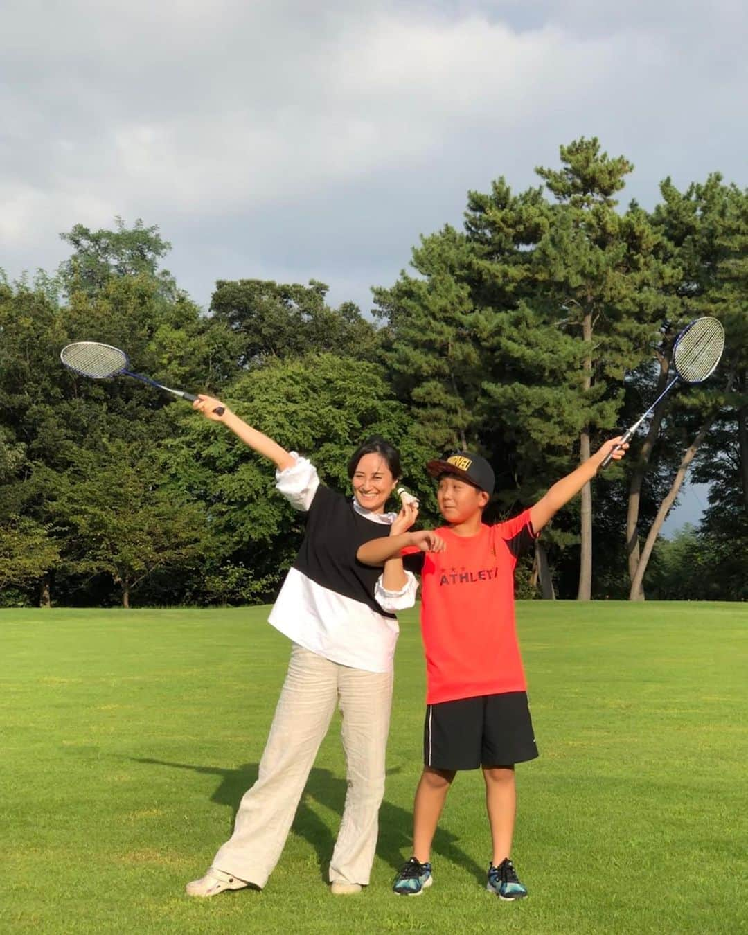 上野真衣のインスタグラム：「甥っ子が中学生になりました♡ 昨日手術して復帰した甥っ子ちゃん。快気祝いに腕相撲したら、私が勝ちましたー！でも来年あたりには負けそうだなぁ！ バトミントンもやって気持ち良かった〜バッタやトンボがいっぱいでした！ #地元 #いとしの甥っ子 #いとしの姪っ子 #バッタ大量発生  #バトミントン #癒しの時間  #楽しい時間 #腕相撲はまだ負けない  #リフレッシュタイム  #秋の気配 #秋の空  #秋が好き」