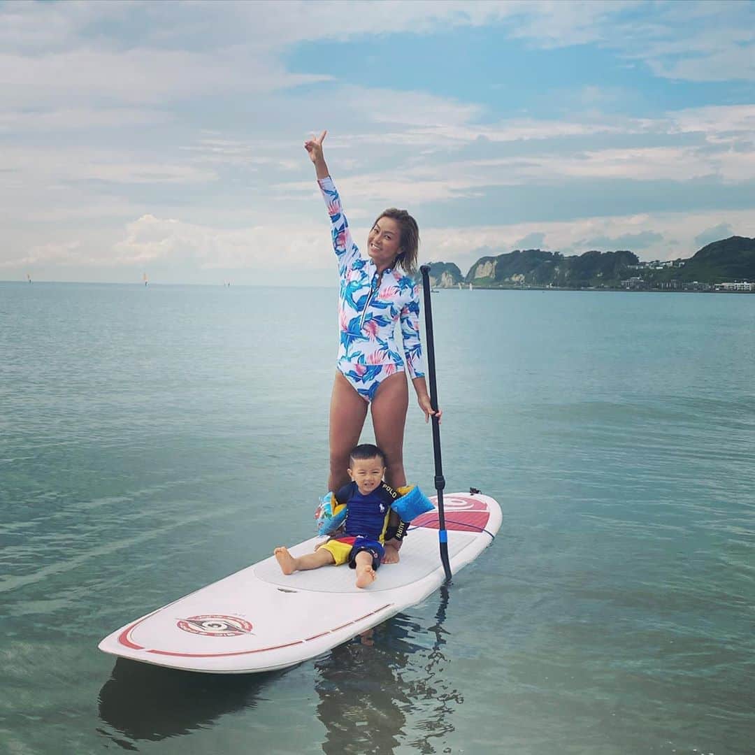 Nazukiのインスタグラム：「🏄‍♂️ℙ𝕒𝕣𝕖𝕟𝕥 𝕒𝕟𝕕 𝕔𝕙𝕚𝕝𝕕 𝕤𝕦𝕣𝕗𝕚𝕟𝕘 🏄‍♂️  レンも初波乗りしました😭✌️ レンにもサーフィンさせたいな ✨✨✨🏄‍♂️🤙🏻  #surf #surfing #surfinglife  #parentandchild #parentandchildsurf #beach #summer #family #life #myson #babyboy #2yeasold  #親子サーフィン　#波乗り　#サーフィン　#男の子ママ #シンママ　#2歳男の子　#サーフ #サーフガール」
