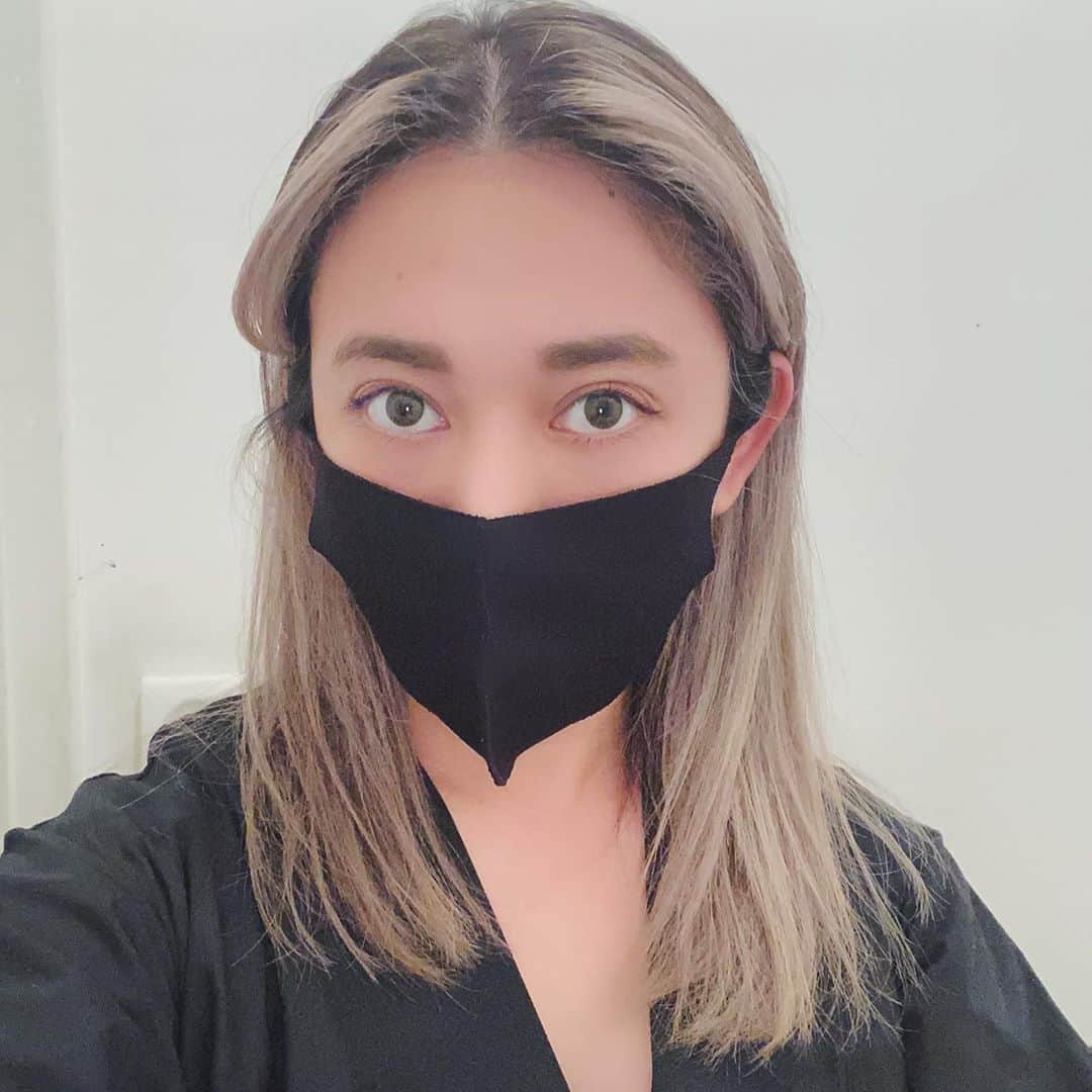 Saki のインスタグラム：「良い色過ぎて✨ひさびさ自撮り👩🏼🤳🏽 根元はあえて暗め残しとくと、 伸びた時まったく気にならないから ハイカラーの時は絶対😎🔥  10cmぐらいと多すぎる毛量を減らしてもらってサッパリ✂️ オン眉恋しいけど、頑張って伸ばし中やから、自然に流せるように軽く顔まわりカット提案してくれるテルナリ👏🏼  ２０歳ぐらいからお世話なってる🤭笑  @terunari1231」