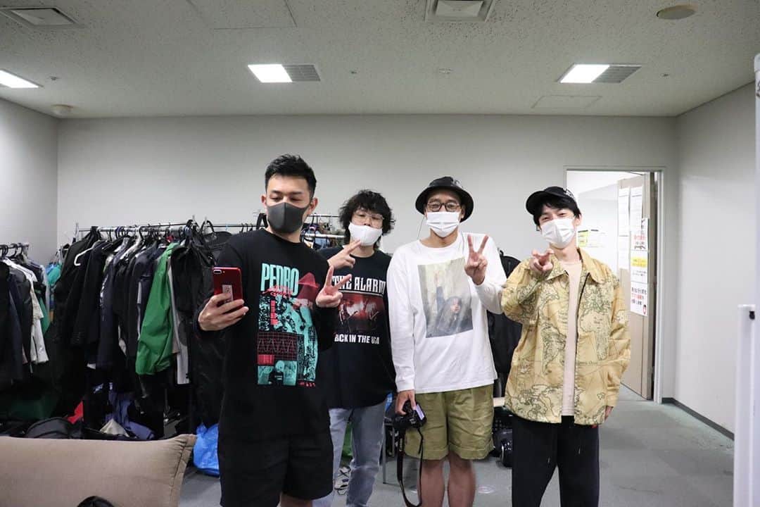 高見雄登のインスタグラム：「マンゲキ出番ありがとうございました。 優勝はもりまんでした。 ちゃんくらとカサショーが三脚をくれたので記念写真撮影。 ありがとう！！ #一眼レフ#EOS9000D #三脚」