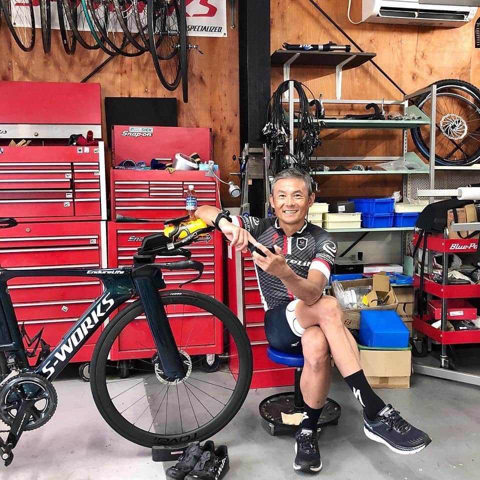 竹谷賢二さんのインスタグラム写真 - (竹谷賢二Instagram)「この土日は長野市 #パワースポーツシック アスリートクラブにお呼ばれして、#トライアスロン #スイムバイクラン 3種目講習をガッツリミッチリ！ バイクはもとよりスイムランも、自分がどんなことを心がけて練習しているか、向上の勘所、ヒントを散りばめた各種ワークに取り組んでもらいました。 一漕ぎの進み具合、動画で自身を観察、50mプール3レーン貸切、コースロープ外しての実戦形式の練習などなど山盛り充実の2日間。 中でも20分泳は50-5-50-5mと四角く周り泳ぎ続けるレースペース、マスターズスイマーと二人熱く泳がせてもらい、#IM703セントレア に向けてのイメージが出来たのは #感謝。 素晴らしいトレーニング環境へまた行きたいですね！ #コナチャレ #スペシャライズド #シヴディスク  #ホカオネオネ #クリフトン7  #ガーミン #fenix6xpro  #huub #トレーニング #エンデュアライフ」9月20日 20時51分 - tktakeyakenji