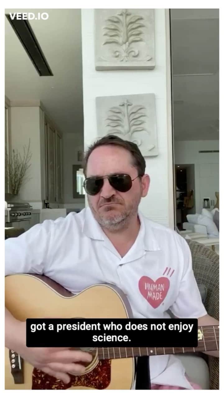 のインスタグラム：「Here is the first Sunday Session. To be honest, I think I only did three episodes of New Girl. See you next Sunday. Love, Ben」
