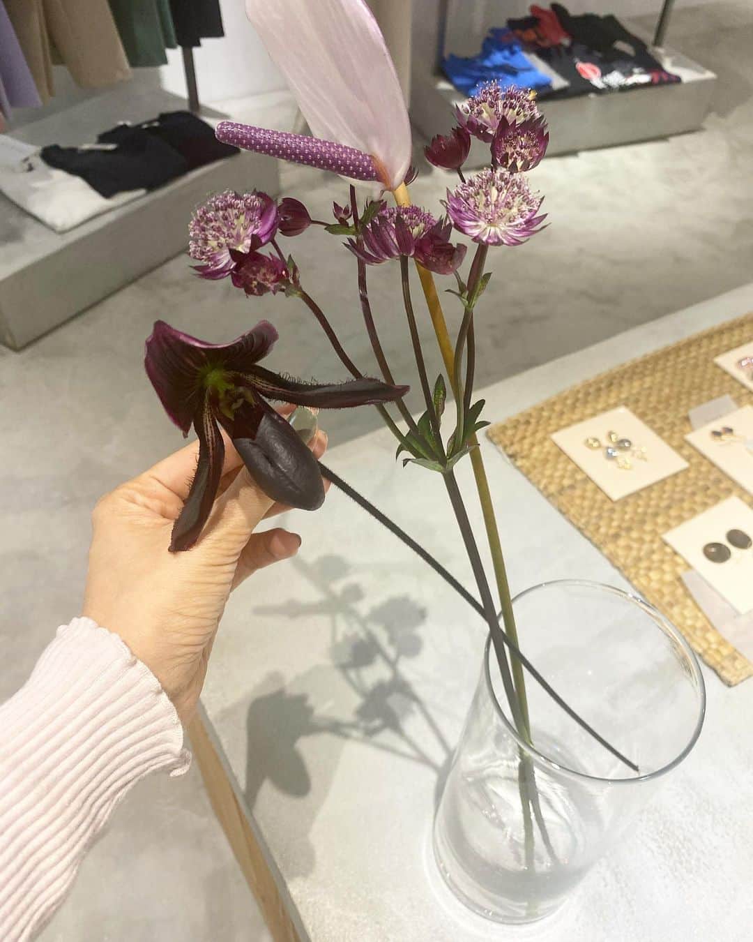 松田 美奈子のインスタグラム：「週末からのイベント準備の明日の撮影で使うお花を調達🌿 色味が綺麗🥰 店内も素敵なお花屋さん💐 @hanamizuki_saga  サンプルも届いてとても楽しみ🧚🏻 . 9/26sat.-9/28mon. ALLUMER展示会です♡」