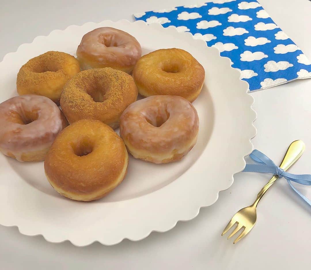 伊藤小春のインスタグラム：「・﻿ おやつにドーナツ揚げました🍩🥛﻿ ﻿ ﻿ 某ドーナツ店のオリジナルグレーズドの味がした！！﻿ 小さめで食べやすいしコスパも最高だ……﻿ ﻿ #手作りドーナツ﻿ #クリスピークリームドーナツ　は #オリジナルグレーズド﻿ #ミスド　は #エンゼルクリーム　が至高」
