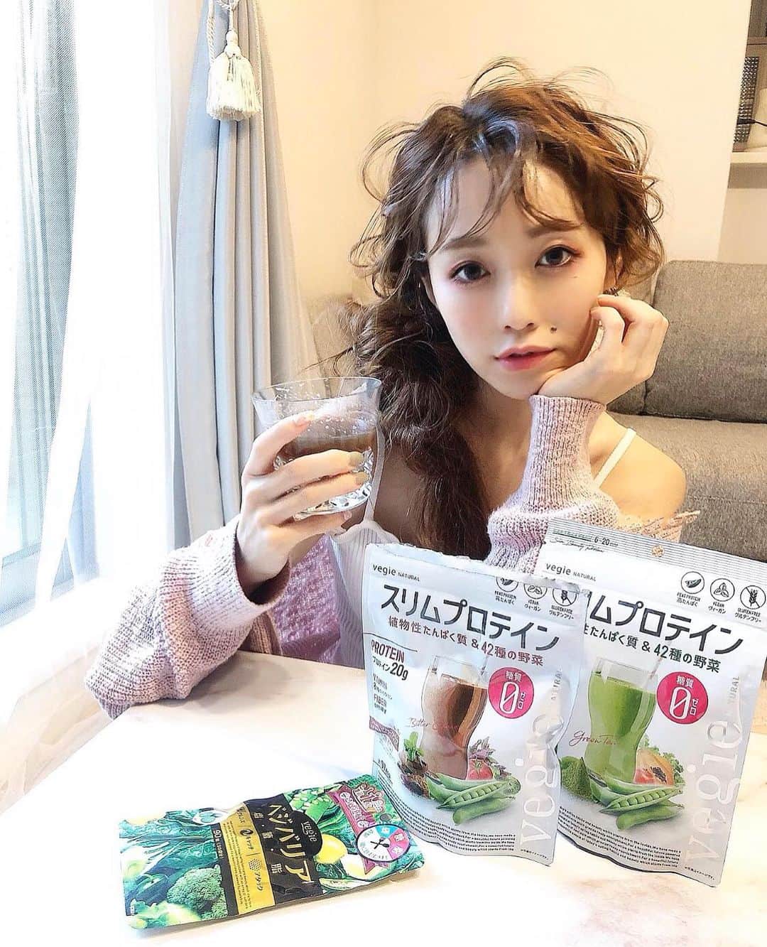 白岩まちこさんのインスタグラム写真 - (白岩まちこInstagram)「≫≫🍹... 𝘋𝘪𝘦𝘵  ㅤㅤㅤㅤㅤㅤㅤㅤㅤㅤㅤㅤㅤ ㅤㅤㅤㅤㅤㅤㅤㅤㅤㅤㅤㅤㅤ 自粛期間以降、外出する機会が減って、 なかなかジムにも行けてなくて 運動量が明らかに減った🏋🏻‍♀️💫 ㅤㅤㅤㅤㅤㅤㅤㅤㅤㅤㅤㅤㅤ ㅤㅤㅤㅤㅤㅤㅤㅤㅤㅤㅤㅤㅤ ㅤㅤㅤㅤㅤㅤㅤㅤㅤㅤㅤㅤㅤ でも、一応プレ花嫁ってことで 式までの間は体型維持必須🤮🤮🤮！  ㅤㅤㅤㅤㅤㅤㅤㅤㅤㅤㅤㅤㅤ ㅤㅤㅤㅤㅤㅤㅤㅤㅤㅤㅤㅤㅤ そんな時にいただいた " スリムプロテイン "ㅤㅤㅤㅤㅤㅤㅤㅤㅤㅤㅤㅤㅤ ㅤㅤㅤㅤㅤㅤㅤㅤㅤㅤㅤㅤㅤ 　  スリムプロテインは糖質0なのに、 42種類の野菜と8種類のビタミンが入っているから、 置き換えダイエットしながらでも 栄養補給できるのが特徴🥛✨ ㅤㅤㅤㅤㅤㅤㅤㅤㅤㅤㅤㅤㅤ ㅤㅤㅤㅤㅤㅤㅤㅤㅤㅤㅤㅤㅤ  甘いフレーバーのプロテインが多いけど、 これは無糖・無添加ならではの自然な味！！ ㅤㅤㅤㅤㅤㅤㅤㅤㅤㅤㅤㅤㅤ ㅤㅤㅤㅤㅤㅤㅤㅤㅤㅤㅤㅤㅤ ㅤㅤㅤㅤㅤㅤㅤㅤㅤㅤㅤㅤㅤ ㅤㅤㅤㅤㅤㅤㅤㅤㅤㅤㅤㅤㅤ 水や牛乳、豆乳で割って飲むんやけど、 私は牛乳割りがオススメ🐮🥛 ㅤㅤㅤㅤㅤㅤㅤㅤㅤㅤㅤㅤㅤ ㅤㅤㅤㅤㅤㅤㅤㅤㅤㅤㅤㅤㅤㅤㅤㅤㅤㅤㅤㅤㅤㅤㅤㅤㅤㅤ  前に飲んでたやつはなかなか溶けなくて 苦戦してたんやけど、これはよく溶けるから 手間にならんくて、個人的にはそこも嬉しい◎  ㅤㅤㅤㅤㅤㅤㅤㅤㅤㅤㅤㅤㅤ ㅤㅤㅤㅤㅤㅤㅤㅤㅤㅤㅤㅤㅤ 料理だけでは摂りきれない栄養や タンパク質は、こういう簡単な物で補って 体調管理をしてるよ😙✨ ㅤㅤㅤㅤㅤㅤㅤㅤㅤㅤㅤㅤㅤ ㅤㅤㅤㅤㅤㅤㅤㅤㅤㅤㅤㅤㅤ  塩分・糖質・脂質をバリアしてくれるベジバリアも 一緒にいただいたから、甘ーいものを 食べる前には、おまじないの様に飲んでる😂💊 ㅤㅤㅤㅤㅤㅤㅤㅤㅤㅤㅤㅤㅤ ㅤㅤㅤㅤㅤㅤㅤㅤㅤㅤㅤㅤㅤㅤㅤㅤㅤㅤㅤㅤㅤㅤㅤㅤㅤㅤㅤㅤㅤㅤㅤㅤㅤㅤㅤㅤㅤㅤㅤ ㅤㅤㅤㅤㅤㅤㅤㅤㅤㅤㅤㅤㅤ ㅤㅤㅤㅤㅤㅤㅤㅤㅤㅤㅤㅤㅤ あとは野菜から食べるようにしたり、 ちょっとしたような事やけど 意識してやってるよ☺️✨  ㅤㅤㅤㅤㅤㅤㅤㅤㅤㅤㅤㅤㅤ  ㅤㅤㅤㅤㅤㅤㅤㅤㅤㅤㅤㅤㅤ  体調管理、ダイエット中のみんな、 一緒に頑張ろう😙✊🏻 ㅤㅤㅤㅤㅤㅤㅤㅤㅤㅤㅤㅤㅤ ㅤㅤㅤㅤㅤㅤㅤㅤㅤㅤㅤㅤㅤ ㅤㅤㅤㅤㅤㅤㅤㅤㅤㅤㅤㅤㅤ ㅤㅤㅤㅤㅤㅤㅤㅤㅤㅤㅤㅤㅤ ㅤㅤㅤㅤㅤㅤㅤㅤㅤㅤㅤㅤㅤ ㅤㅤㅤㅤㅤㅤㅤㅤㅤㅤㅤㅤㅤ  #花嫁#プレ花嫁#プレ花嫁準備#ボディケア#ホームケア#花嫁美容#花嫁ダイエット#ダイエット#ダイエット方法#ダイエット日記 #ダイエット記録#ダイエット生活 #vegie#スリムプロテイン#ベジバリア  #プロテイン#ボディメイク#糖質ゼロ  #塩糖脂#置き換えダイエット#おうち時間  #STAYHOME#PR」9月20日 21時03分 - machichas