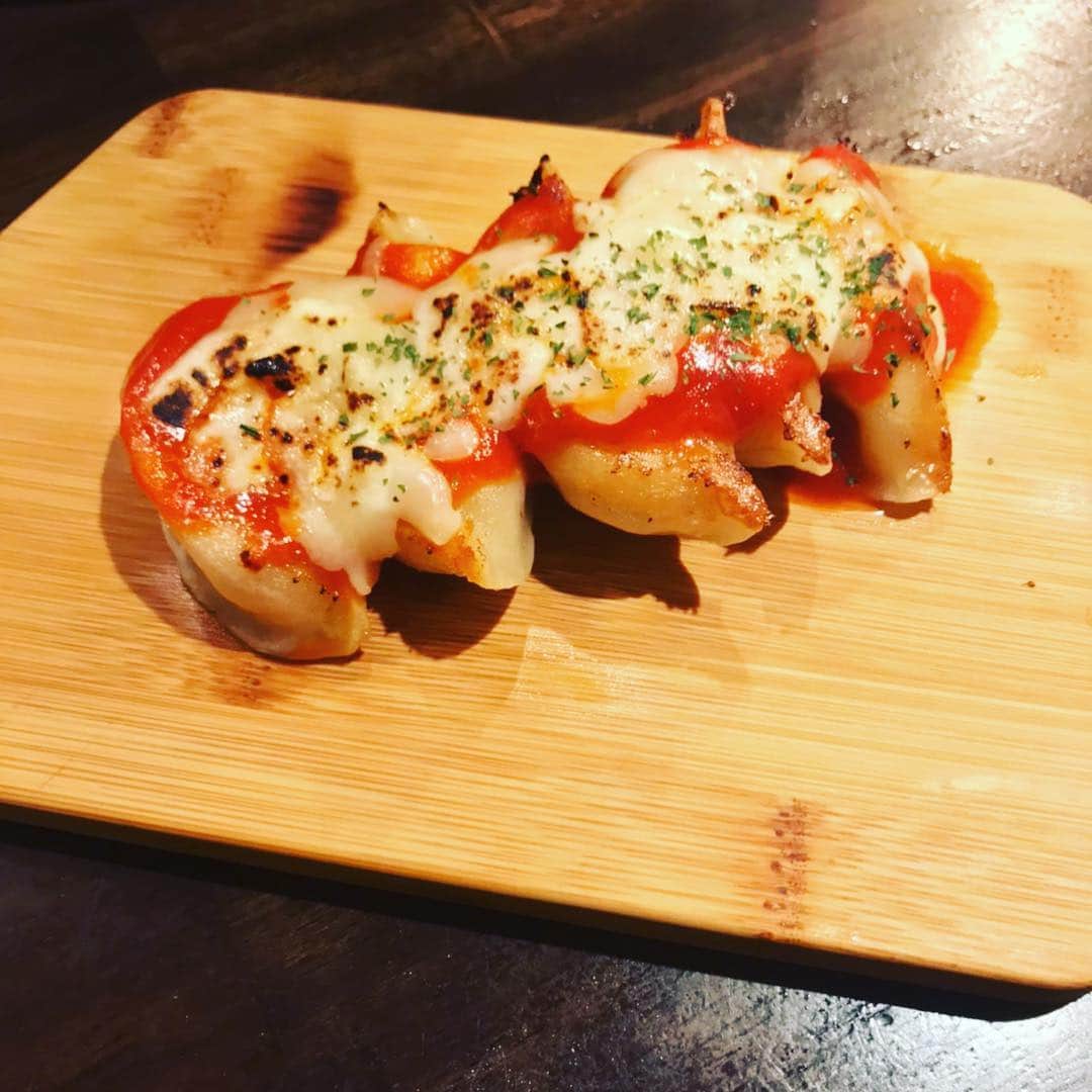 ISEKIのインスタグラム：「今日お店で食べたこれ。 めちゃうまい🍽 トマトチーズ餃子🍅 くせになる  東京gyo-zaあかり」