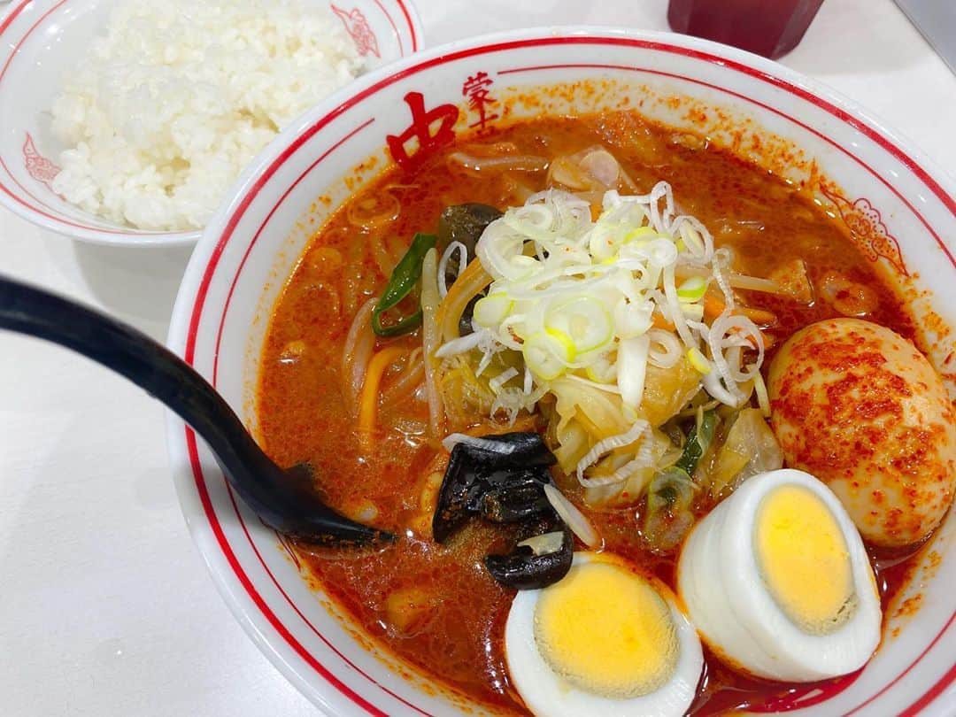 AYASAさんのインスタグラム写真 - (AYASAInstagram)「🍜🔥 お久しぶりの赤投稿❤️その③ 一番最近の中本さん。 咽せないようにめちゃくちゃ集中しながら食べました(笑) ・ 🍜 #北極やさい  #すぺちょう (#スペシャル超硬麺 ) #白米大事 #北極味玉  ・ ・ #蒙古タンメン中本 #中本 #健康第一激辛党」9月20日 20時57分 - ayasa_doya