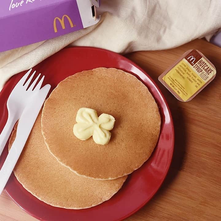 McDonald's Philippinesのインスタグラム：「Don't want the weekend to end? Start the week on a good note! 🙌 Enjoy your Monday morning with our delicious Hotcakes. 😊  Drop by McDonald's before work via Drive-Thru, Take Out, or Pick-Up or order from home with the McDelivery PH App, website, McDo Messenger or call 8888-6236 (for NCR).」