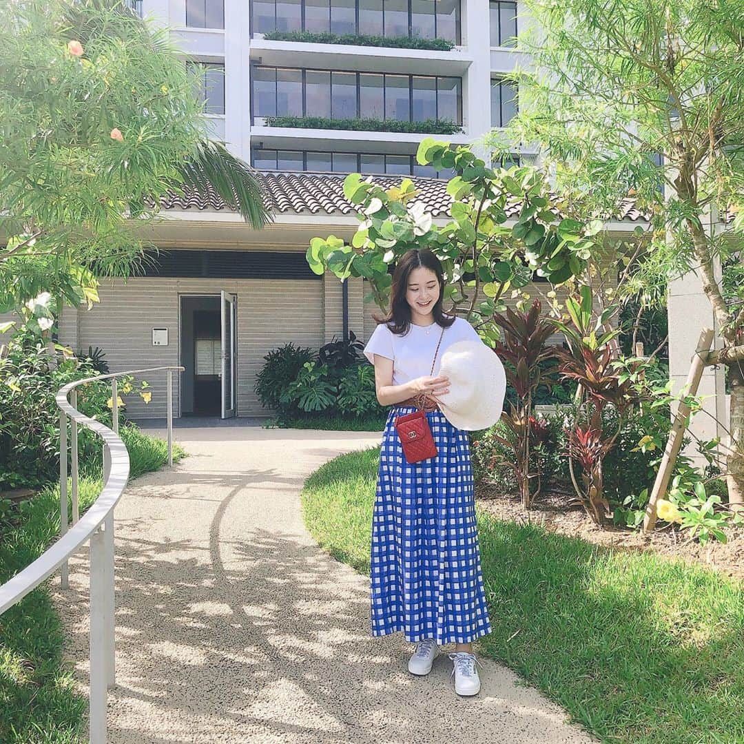 小原星のインスタグラム：「🌿🤍💙 . 👗#maxmara . #夏が終わる前に #やっと着たいワンピースが着れた #次は可愛い秋服探さないと🍂」