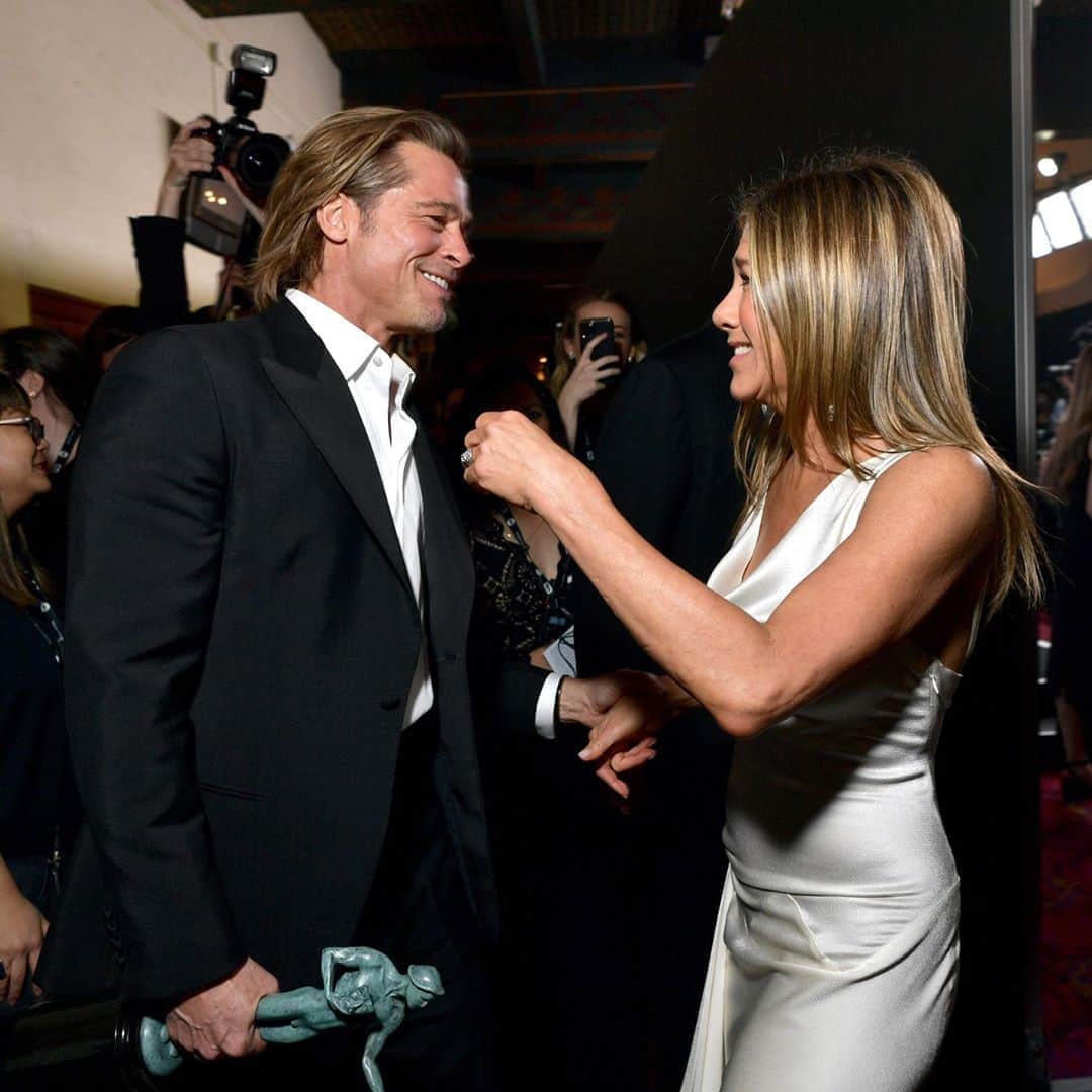 E! Onlineさんのインスタグラム写真 - (E! OnlineInstagram)「As a reminder, this happened in 2020. We won't have a Brad Pitt and Jennifer Aniston reunion like this at the #Emmys tonight, but that won't stop us from reminiscing. (📷: Getty Images)」9月20日 21時01分 - enews