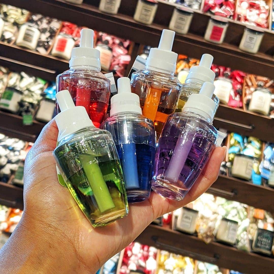 Bath & Body Worksさんのインスタグラム写真 - (Bath & Body WorksInstagram)「🚨 LAST CHANCE ALERT! 🚨 IN STORES ONLY TODAY! 🚨Hurry to your favorite store to score $3.25 ALL Wallflowers Fragrance Refills before it ends! Then drop a 🛍 if you stocked up this weekend!」9月20日 21時01分 - bathandbodyworks