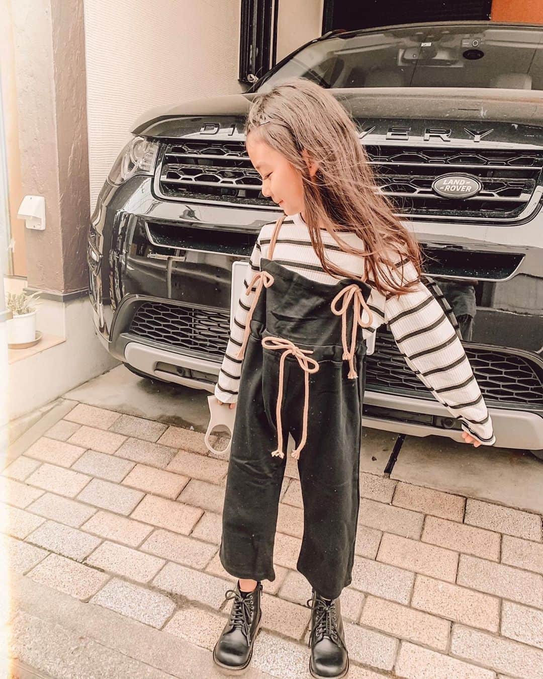 ✷kana✷のインスタグラム：「🖤🤍🖤🤍 . . 👧🏽娘の秋服もぞくぞくと✌🏽 私に似てサロペ好きなんです、、 お気に入りで2日連続着てました！ あしたもこれ着て出かけるそうwww @urbancherry_  . . #娘コーデ」
