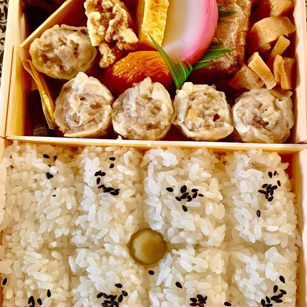 はなわさんのインスタグラム写真 - (はなわInstagram)「嫁さんが大好きなシウマイ弁当^ - ^ 毎回、羽田空港で買って佐賀へ帰ります。 たしかにうまい。  #崎陽軒 #シウマイ弁当」9月20日 21時02分 - naoki_hanawa