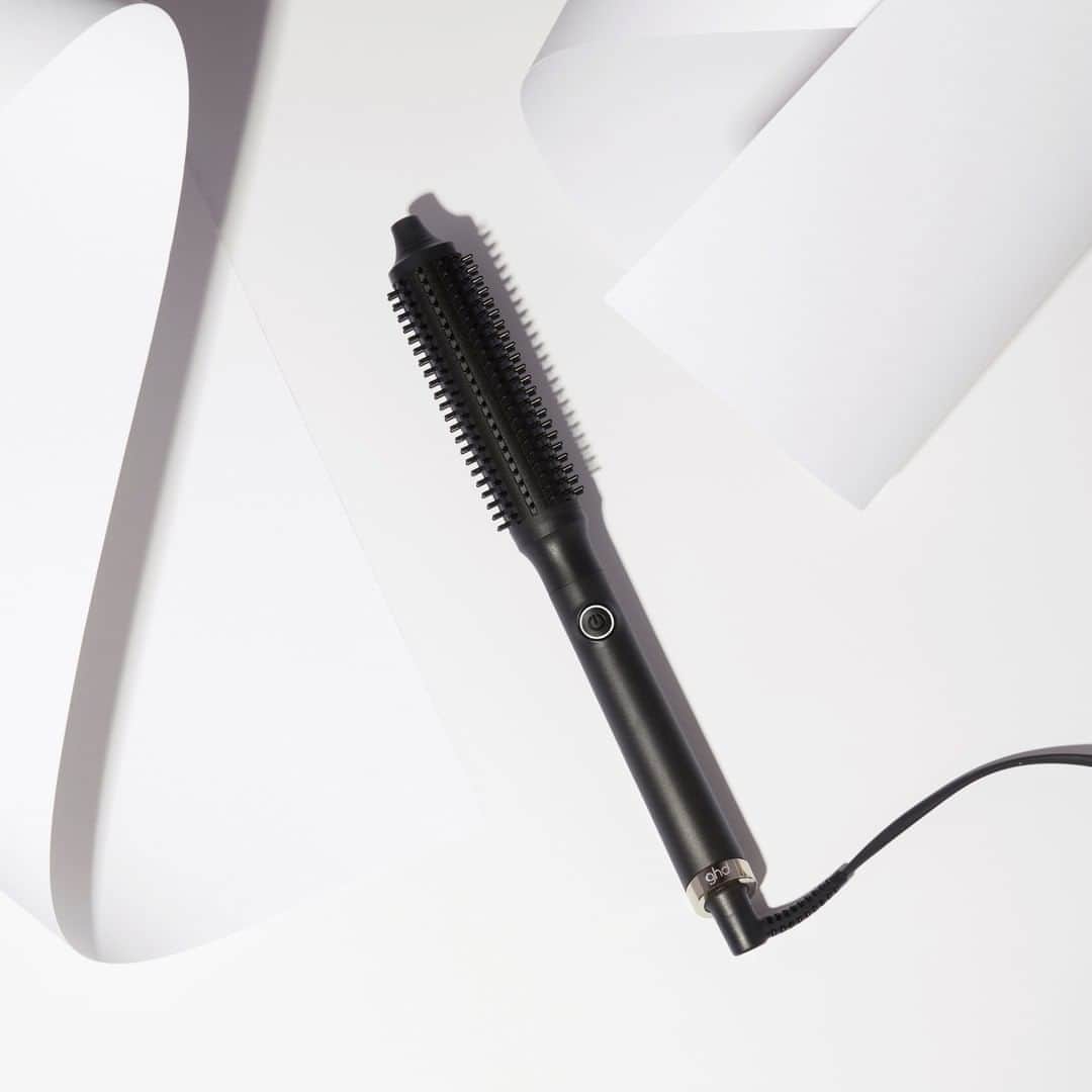 ghd hairさんのインスタグラム写真 - (ghd hairInstagram)「Two important features of the ghd rise 👉 the soft-touch bristles that allow the brush to get super close to the root for maximum volume 👌 and the cool-tip, so you can hold the brush in place as you secure style 🙌​  #ghdrise #ghd #ghdhotbrush #hotbrush #hairtool #hairgoals #volumisinghotbrush #hair #hotbrushtool #voluminoushair #volumisinghair」9月20日 21時12分 - ghdhair