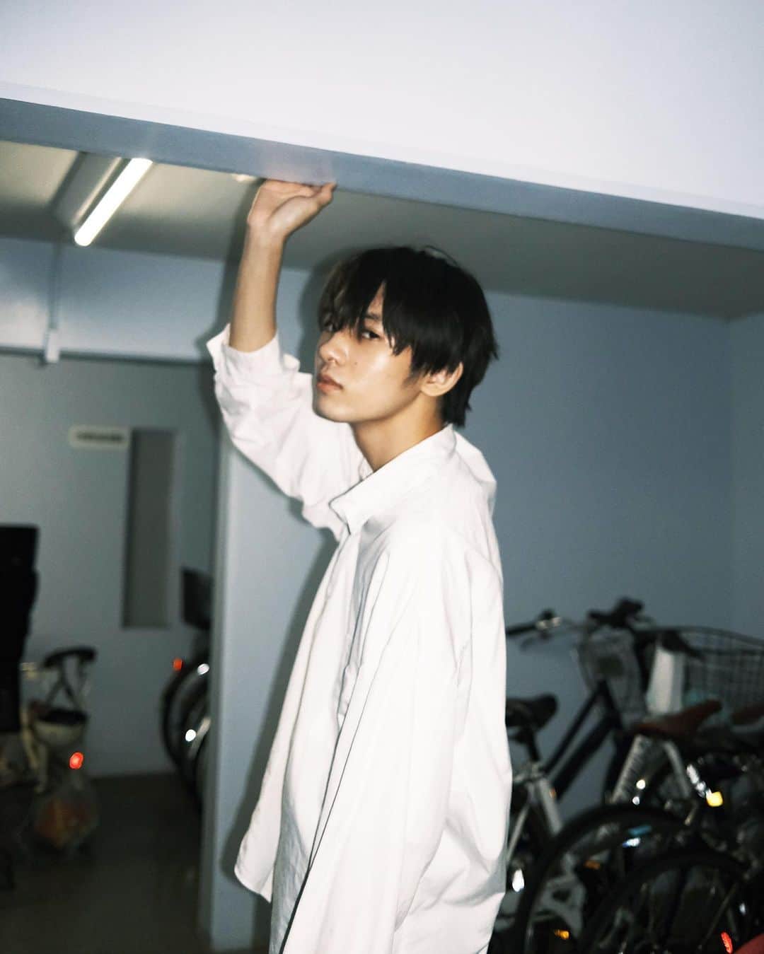 のインスタグラム：「続く夜　photo : sakiho onimaru  「今撮っておかないと変わっていってしまうから」 と言って撮って下さりました、自分すら分かっていない物すらも切り取って、写真という瞬間に納めてくれた気がしていて嬉しい . . .  #instagood #vague_memories #instagramjapan #portrait#portraitvision #closeup_archive #indy_photolife#ig_japan #halfcamera#jp_portrait #team_jp#igers_japan#film_com #art_of_japan #good_portrait_world #jp_portrait部#indiependentmag #ファインダー越しの私の世界」